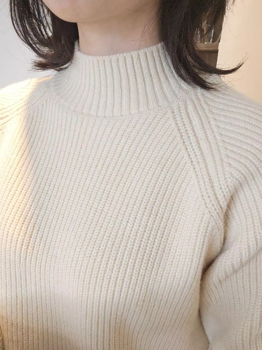 《霧色詩篇》側開叉木鈕扣高領針織上衣 &mdash;&mdash; 如晨霧般輕柔，將慵懶與詩意穿在身上。 &mdash;&mdash;  【設計細節：低調而不平庸】 側擺處加入了細膩的開叉設計與質感木鈕扣，打破了傳統針織衫的沉悶感。 側邊的線條延伸能巧妙地修飾腰臀曲線，無論是自然垂墜或是將前襬紮入長裙，都能呈現極具層次感的視覺效果。  【產品亮點】 溫潤色澤： 奶油般的霧白色調，襯托亞洲女孩的膚色，讓妳在冷色調的冬日裡自帶溫柔光圈。 黃金比例高領： 恰到好處的立領高度，保暖卻不勒脖，完美修飾頸部線條。 微寬鬆修飾剪裁： 慵懶的廓形設計，藏起腰間肉肉，給妳最自在的包裹感。 細膩坑條織紋： 垂直的立體坑條織法，在視覺上達到收縮效果，穿上即顯瘦。  【穿搭靈感】 同色系高級感： 搭配白色西裝褲或針織裙，利用不同層次的白營造簡約高級的視覺美。 文藝休閒風： 下身換上牛仔褲與短靴，將開叉處的鈕扣微微露出，展現不經意的隨興美感。