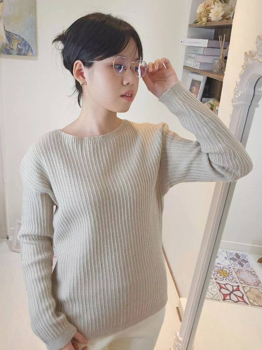 《南法莊園》法式優雅螺紋長袖上衣 &mdash;&mdash; 像沐浴在普羅旺斯的暖陽中，穿出不經意的法式優雅 &mdash;&mdash;  【設計細節：細膩螺紋與優雅頸線】 採用了溫柔的一字領設計，能恰到好處地修飾鎖骨與頸部線條。 經典的立體垂直螺紋（坑條織法）在視覺上具有極佳的收縮效果，搭配微寬鬆的剪裁，讓妳在舒適活動的同時，依然保有俐落的顯瘦輪廓。  【產品亮點】 修飾一字領設計： 稍微加寬的領口，能延伸脖子線條，展現優美的鎖骨曲線，散發低調迷人的女人味。 視覺顯瘦坑條： 密集的垂直螺紋織法，能有效引導視覺上下延伸，達到穿上即顯瘦的視覺差。 質感親膚面料： 觸感紮實且帶有彈性，適中的厚度非常適合單穿或作為冬日大衣內的質感內搭。 溫柔百搭配色： 帶有灰調的柔霧色系，不挑膚色，完美契合秋冬的各種穿搭色調。  【穿搭靈感】 法式極簡： 搭配高腰全白長褲，利用同色系的異材質碰撞，穿出如莊園女主人般的知性氣質。 冬日層次： 天冷時披上流蘇披肩，讓螺紋的線條感與披肩的碎花交織，展現浪漫的層次美。