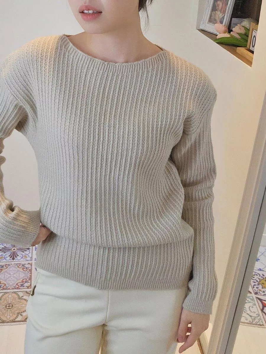 《南法莊園》法式優雅螺紋長袖上衣 &mdash;&mdash; 像沐浴在普羅旺斯的暖陽中，穿出不經意的法式優雅 &mdash;&mdash;  【設計細節：細膩螺紋與優雅頸線】 採用了溫柔的一字領設計，能恰到好處地修飾鎖骨與頸部線條。 經典的立體垂直螺紋（坑條織法）在視覺上具有極佳的收縮效果，搭配微寬鬆的剪裁，讓妳在舒適活動的同時，依然保有俐落的顯瘦輪廓。  【產品亮點】 修飾一字領設計： 稍微加寬的領口，能延伸脖子線條，展現優美的鎖骨曲線，散發低調迷人的女人味。 視覺顯瘦坑條： 密集的垂直螺紋織法，能有效引導視覺上下延伸，達到穿上即顯瘦的視覺差。 質感親膚面料： 觸感紮實且帶有彈性，適中的厚度非常適合單穿或作為冬日大衣內的質感內搭。 溫柔百搭配色： 帶有灰調的柔霧色系，不挑膚色，完美契合秋冬的各種穿搭色調。  【穿搭靈感】 法式極簡： 搭配高腰全白長褲，利用同色系的異材質碰撞，穿出如莊園女主人般的知性氣質。 冬日層次： 天冷時披上流蘇披肩，讓螺紋的線條感與披肩的碎花交織，展現浪漫的層次美。