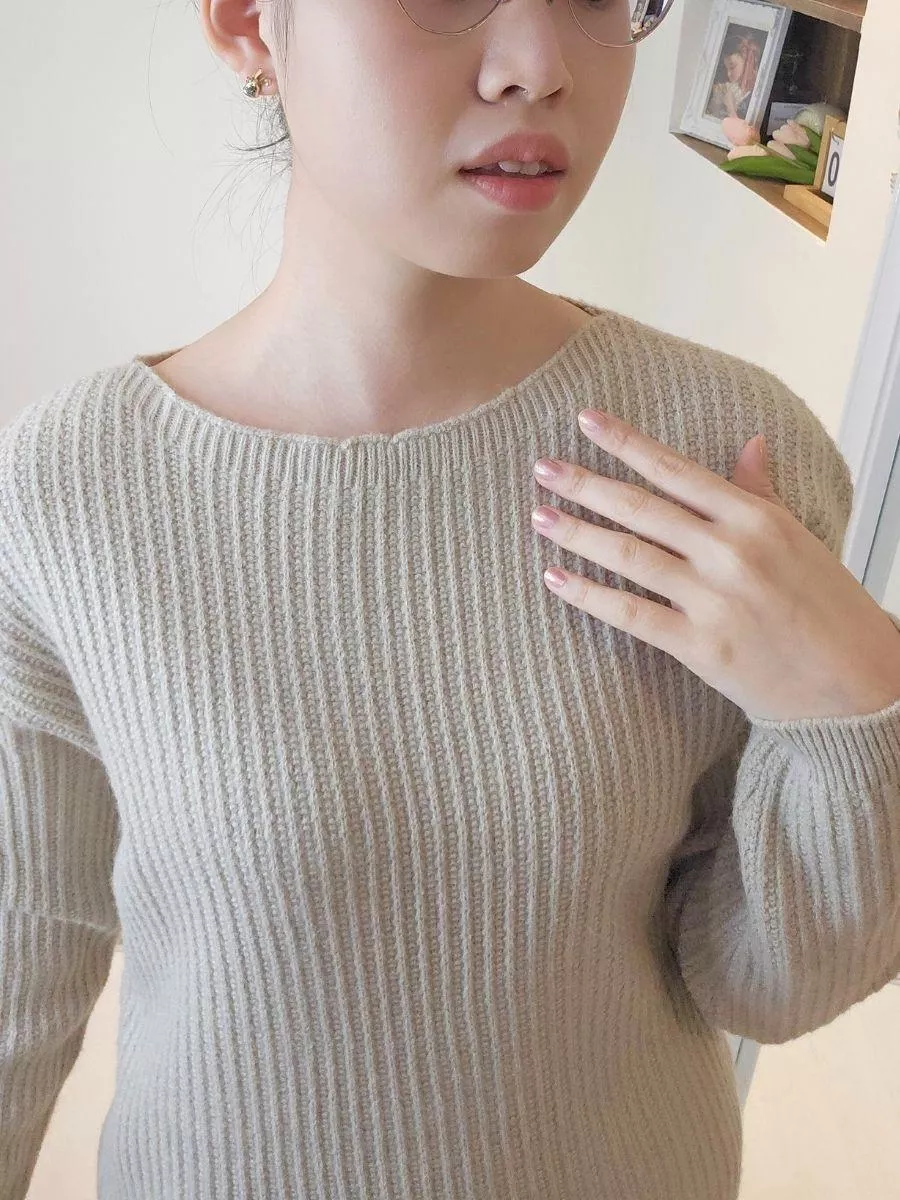 《南法莊園》法式優雅螺紋長袖上衣 &mdash;&mdash; 像沐浴在普羅旺斯的暖陽中，穿出不經意的法式優雅 &mdash;&mdash;  【設計細節：細膩螺紋與優雅頸線】 採用了溫柔的一字領設計，能恰到好處地修飾鎖骨與頸部線條。 經典的立體垂直螺紋（坑條織法）在視覺上具有極佳的收縮效果，搭配微寬鬆的剪裁，讓妳在舒適活動的同時，依然保有俐落的顯瘦輪廓。  【產品亮點】 修飾一字領設計： 稍微加寬的領口，能延伸脖子線條，展現優美的鎖骨曲線，散發低調迷人的女人味。 視覺顯瘦坑條： 密集的垂直螺紋織法，能有效引導視覺上下延伸，達到穿上即顯瘦的視覺差。 質感親膚面料： 觸感紮實且帶有彈性，適中的厚度非常適合單穿或作為冬日大衣內的質感內搭。 溫柔百搭配色： 帶有灰調的柔霧色系，不挑膚色，完美契合秋冬的各種穿搭色調。  【穿搭靈感】 法式極簡： 搭配高腰全白長褲，利用同色系的異材質碰撞，穿出如莊園女主人般的知性氣質。 冬日層次： 天冷時披上流蘇披肩，讓螺紋的線條感與披肩的碎花交織，展現浪漫的層次美。