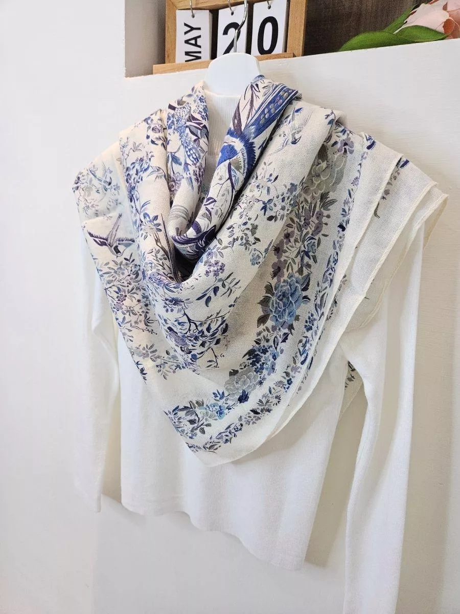 水墨般的靛藍交織出東方禪意，展現脫俗不撞衫的高級質感。 適合喜歡低調知性，且追求獨特品味的妳。  ✨ 商品亮點 獨特水墨印花，知性脫俗 靛藍顯白配色，清新沉穩 材質透氣，不悶熱不扎膚 洗練感設計，不顯老氣  👗 穿搭建議： 黑色高領 / 西裝外套 / 藝文展覽 / 職場通勤  【商品資訊】 ．商品材質 ：棉50%&nbsp; 縲縈50% ．Size 尺寸 ：185 cm x 80cm ．製造：China