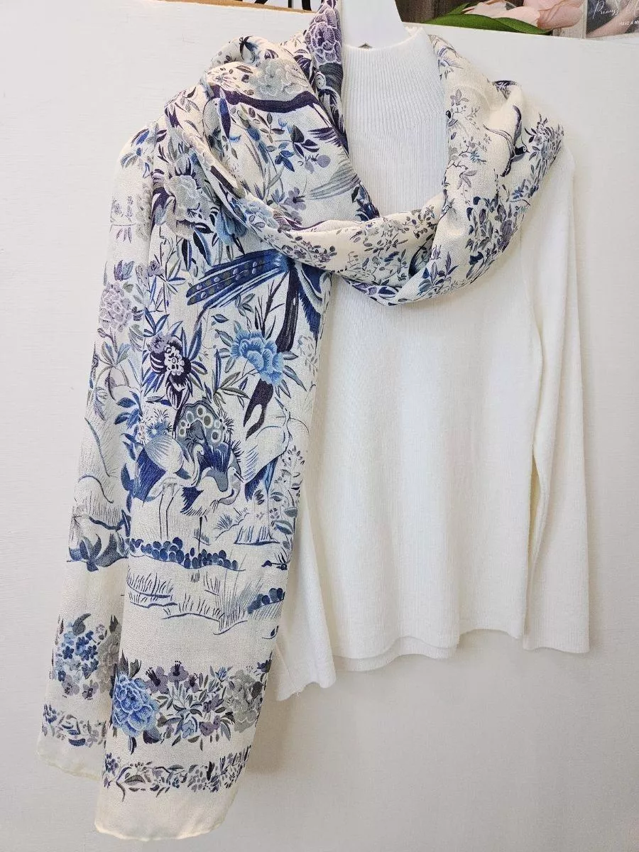 水墨般的靛藍交織出東方禪意，展現脫俗不撞衫的高級質感。 適合喜歡低調知性，且追求獨特品味的妳。  ✨ 商品亮點 獨特水墨印花，知性脫俗 靛藍顯白配色，清新沉穩 材質透氣，不悶熱不扎膚 洗練感設計，不顯老氣  👗 穿搭建議： 黑色高領 / 西裝外套 / 藝文展覽 / 職場通勤  【商品資訊】 ．商品材質 ：棉50%&nbsp; 縲縈50% ．Size 尺寸 ：185 cm x 80cm ．製造：China