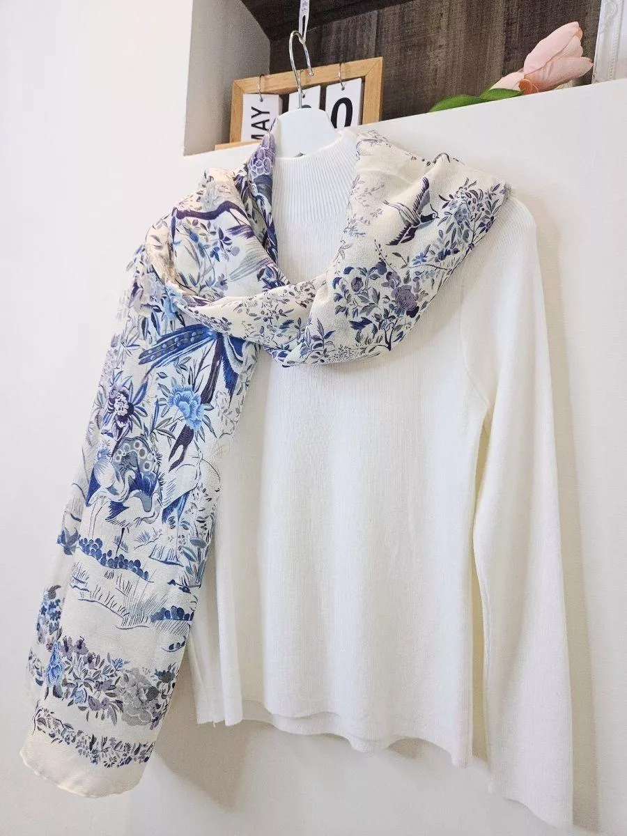 水墨般的靛藍交織出東方禪意，展現脫俗不撞衫的高級質感。 適合喜歡低調知性，且追求獨特品味的妳。  ✨ 商品亮點 獨特水墨印花，知性脫俗 靛藍顯白配色，清新沉穩 材質透氣，不悶熱不扎膚 洗練感設計，不顯老氣  👗 穿搭建議： 黑色高領 / 西裝外套 / 藝文展覽 / 職場通勤  【商品資訊】 ．商品材質 ：棉50%&nbsp; 縲縈50% ．Size 尺寸 ：185 cm x 80cm ．製造：China