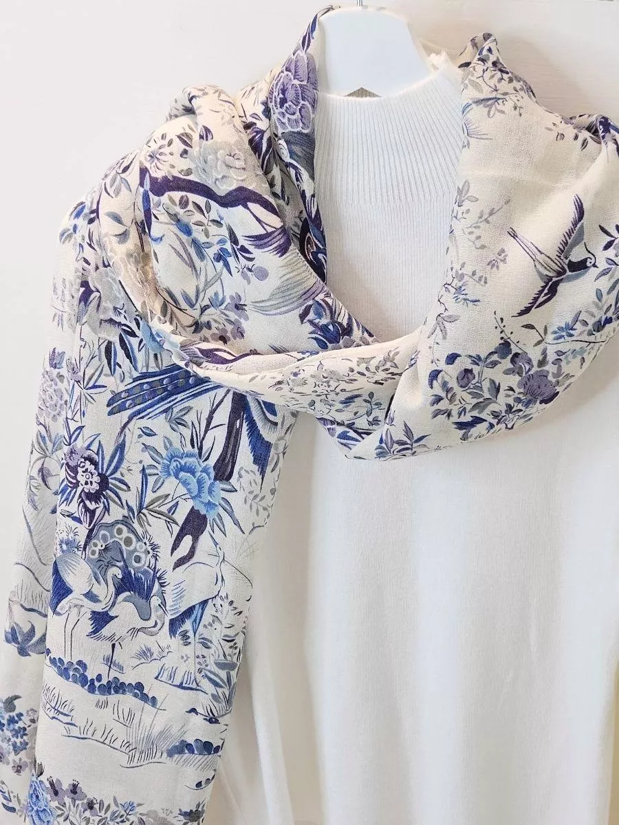 水墨般的靛藍交織出東方禪意，展現脫俗不撞衫的高級質感。 適合喜歡低調知性，且追求獨特品味的妳。  ✨ 商品亮點 獨特水墨印花，知性脫俗 靛藍顯白配色，清新沉穩 材質透氣，不悶熱不扎膚 洗練感設計，不顯老氣  👗 穿搭建議： 黑色高領 / 西裝外套 / 藝文展覽 / 職場通勤  【商品資訊】 ．商品材質 ：棉50%&nbsp; 縲縈50% ．Size 尺寸 ：185 cm x 80cm ．製造：China