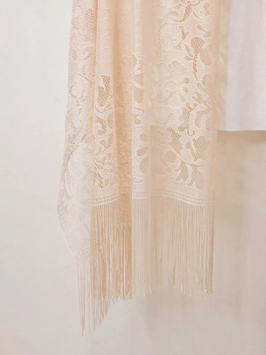 絕美米杏色蕾絲在微光下搖曳，呈現極致柔美與透明感。 輕如雲朵的觸感，為日常穿搭披上一層溫柔濾鏡。  ✨ 商品亮點 整片精緻蕾絲，做工考究 米杏色調，展現仙氣美感 質地極致輕盈，無負擔 風格溫柔，修飾面部線條  👗 穿搭建議： 粉色系洋裝 / 約會穿搭 / 婚禮客賓 / 氣質居家