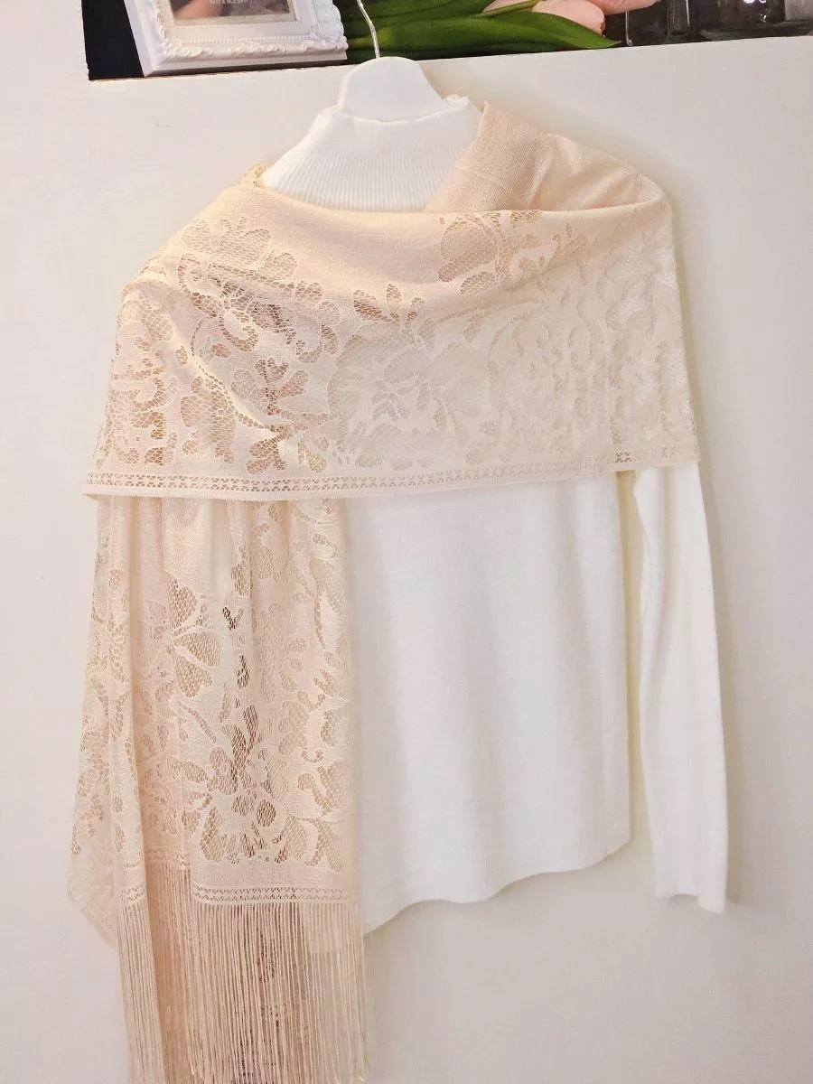絕美米杏色蕾絲在微光下搖曳，呈現極致柔美與透明感。 輕如雲朵的觸感，為日常穿搭披上一層溫柔濾鏡。  ✨ 商品亮點 整片精緻蕾絲，做工考究 米杏色調，展現仙氣美感 質地極致輕盈，無負擔 風格溫柔，修飾面部線條  👗 穿搭建議： 粉色系洋裝 / 約會穿搭 / 婚禮客賓 / 氣質居家