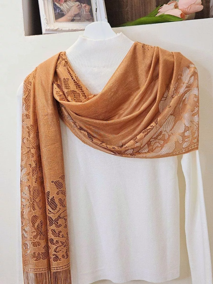 焦糖咖色調搭配復古蕾絲，在冬日裡散發優雅的暖意。 細緻的流蘇隨著步伐擺動，為沈穩的穿搭增添靈動感。  ✨ 商品亮點 法式蕾絲，質感優雅 焦糖色系，超顯氣色 層次流蘇，修飾身形 材質輕盈，四季好搭  👗 穿搭建議： 針織長洋裝 / 駝色大衣 / 假日走春 / 質感下午茶