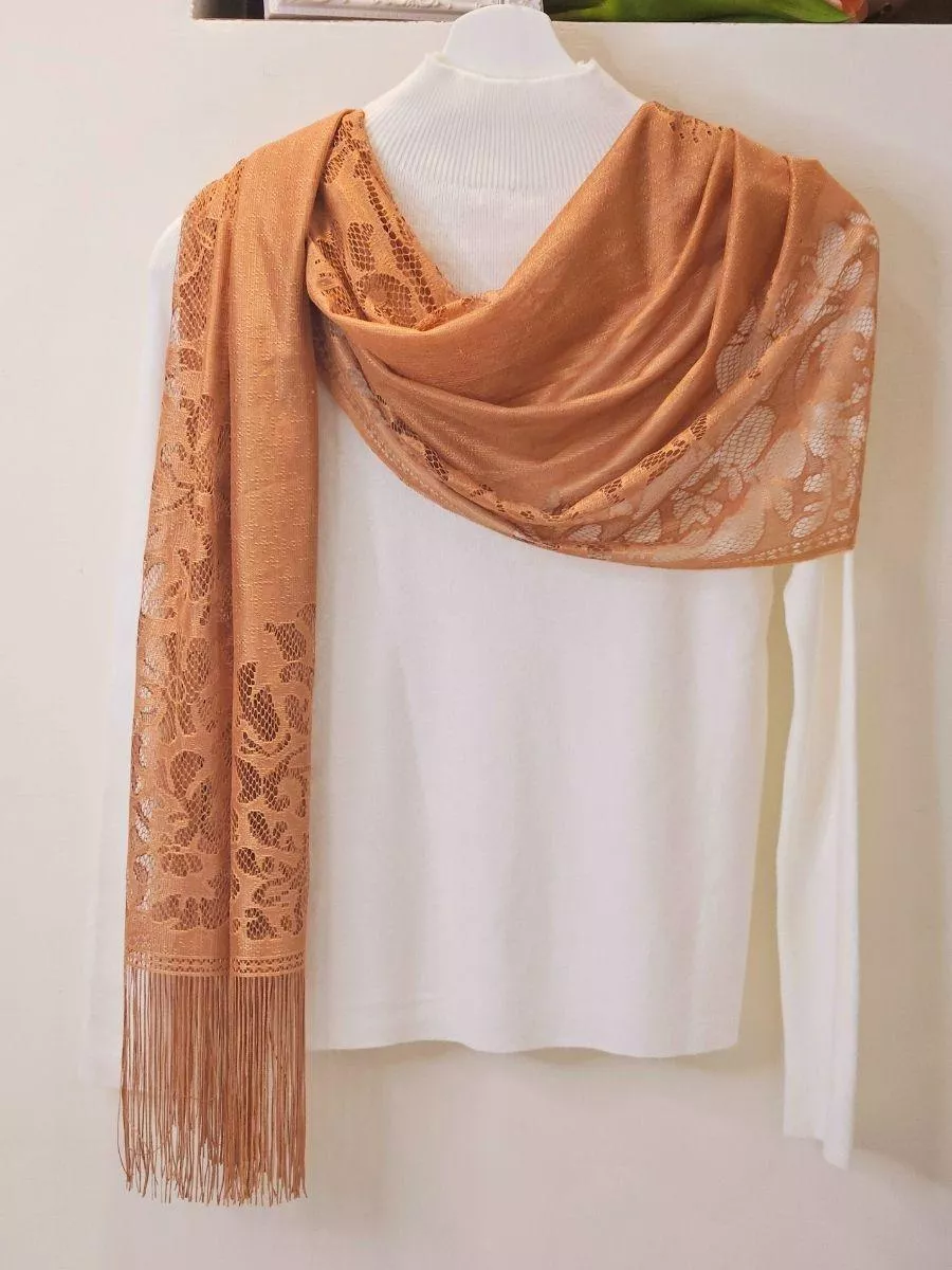 焦糖咖色調搭配復古蕾絲，在冬日裡散發優雅的暖意。 細緻的流蘇隨著步伐擺動，為沈穩的穿搭增添靈動感。  ✨ 商品亮點 法式蕾絲，質感優雅 焦糖色系，超顯氣色 層次流蘇，修飾身形 材質輕盈，四季好搭  👗 穿搭建議： 針織長洋裝 / 駝色大衣 / 假日走春 / 質感下午茶