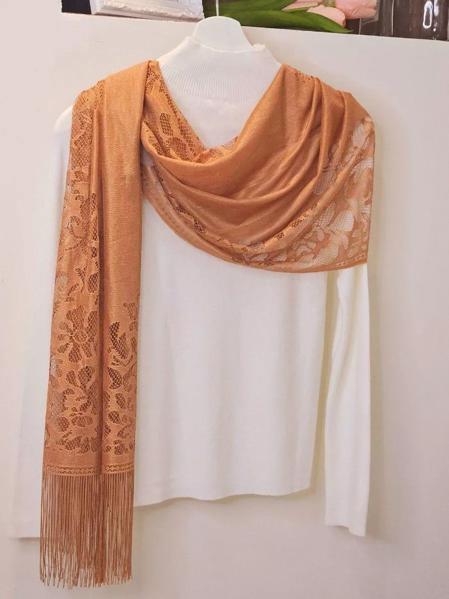 焦糖咖色調搭配復古蕾絲，在冬日裡散發優雅的暖意。 細緻的流蘇隨著步伐擺動，為沈穩的穿搭增添靈動感。  ✨ 商品亮點 法式蕾絲，質感優雅 焦糖色系，超顯氣色 層次流蘇，修飾身形 材質輕盈，四季好搭  👗 穿搭建議： 針織長洋裝 / 駝色大衣 / 假日走春 / 質感下午茶