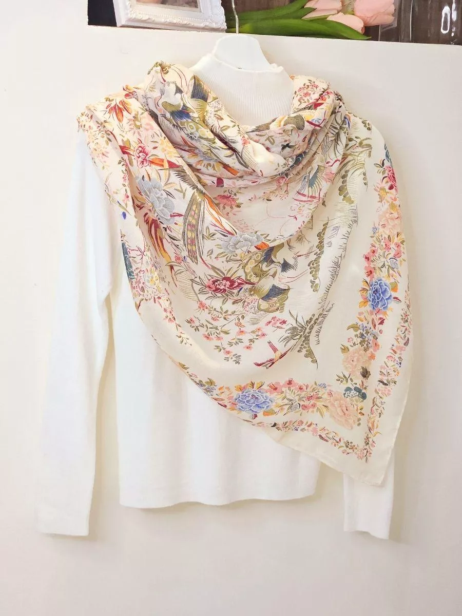 繽紛印花與柔軟觸感的完美結合，像在頸間綻放一座法式花園。 自帶柔光濾鏡，讓臉部輪廓瞬間亮眼奪目。  ✨ 商品亮點 亮眼繁花，拍照首選 棉質絲滑親膚 大尺寸設計，保暖度佳 色彩飽滿，抗皺耐看  👗 穿搭建議： 米白上衣 / 淺色系洋裝 / 春節拜年 / 婚禮喜宴