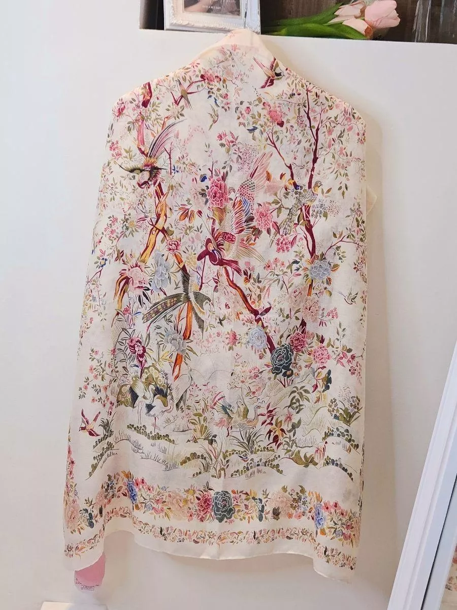 繽紛印花與柔軟觸感的完美結合，像在頸間綻放一座法式花園。 自帶柔光濾鏡，讓臉部輪廓瞬間亮眼奪目。  ✨ 商品亮點 亮眼繁花，拍照首選 棉質絲滑親膚 大尺寸設計，保暖度佳 色彩飽滿，抗皺耐看  👗 穿搭建議： 米白上衣 / 淺色系洋裝 / 春節拜年 / 婚禮喜宴