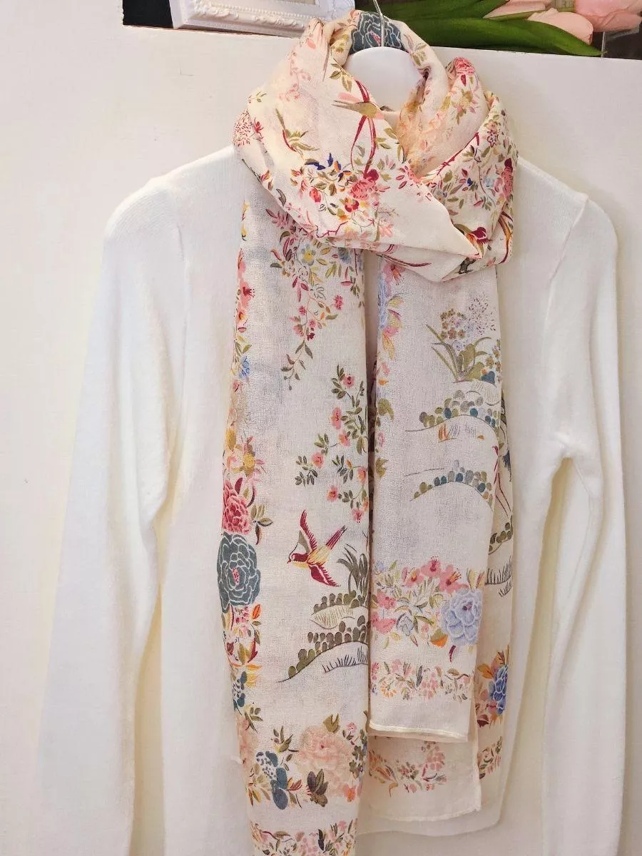 繽紛印花與柔軟觸感的完美結合，像在頸間綻放一座法式花園。 自帶柔光濾鏡，讓臉部輪廓瞬間亮眼奪目。  ✨ 商品亮點 亮眼繁花，拍照首選 棉質絲滑親膚 大尺寸設計，保暖度佳 色彩飽滿，抗皺耐看  👗 穿搭建議： 米白上衣 / 淺色系洋裝 / 春節拜年 / 婚禮喜宴