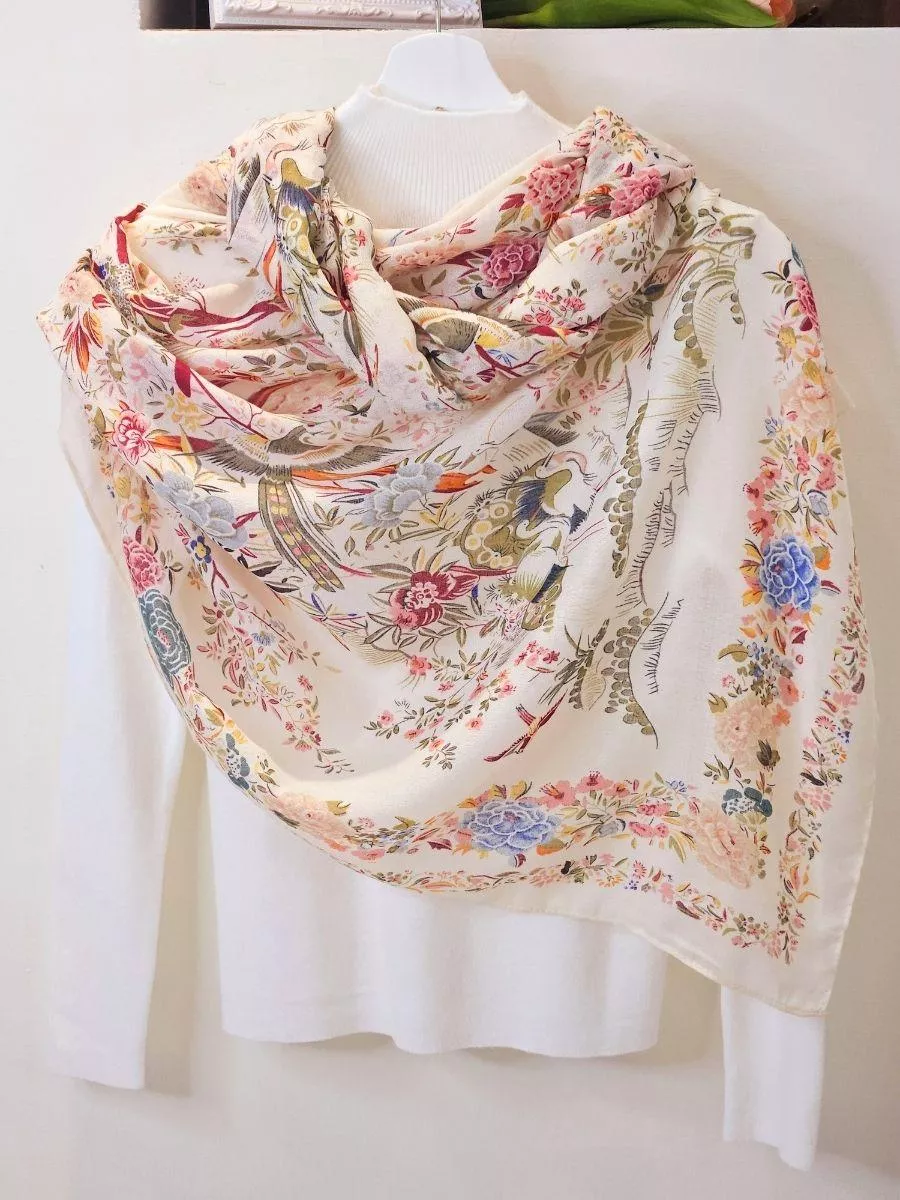 繽紛印花與柔軟觸感的完美結合，像在頸間綻放一座法式花園。 自帶柔光濾鏡，讓臉部輪廓瞬間亮眼奪目。  ✨ 商品亮點 亮眼繁花，拍照首選 棉質絲滑親膚 大尺寸設計，保暖度佳 色彩飽滿，抗皺耐看  👗 穿搭建議： 米白上衣 / 淺色系洋裝 / 春節拜年 / 婚禮喜宴