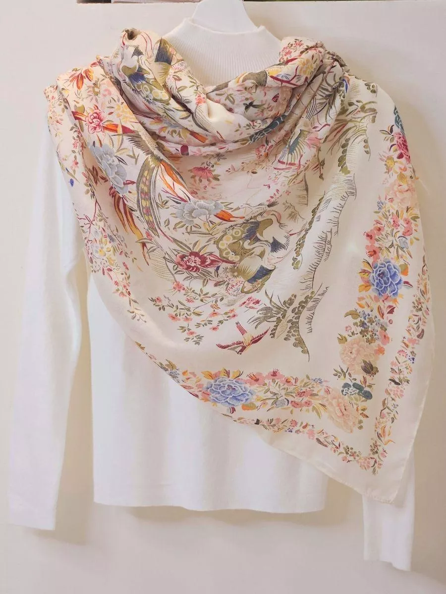 繽紛印花與柔軟觸感的完美結合，像在頸間綻放一座法式花園。 自帶柔光濾鏡，讓臉部輪廓瞬間亮眼奪目。  ✨ 商品亮點 亮眼繁花，拍照首選 棉質絲滑親膚 大尺寸設計，保暖度佳 色彩飽滿，抗皺耐看  👗 穿搭建議： 米白上衣 / 淺色系洋裝 / 春節拜年 / 婚禮喜宴