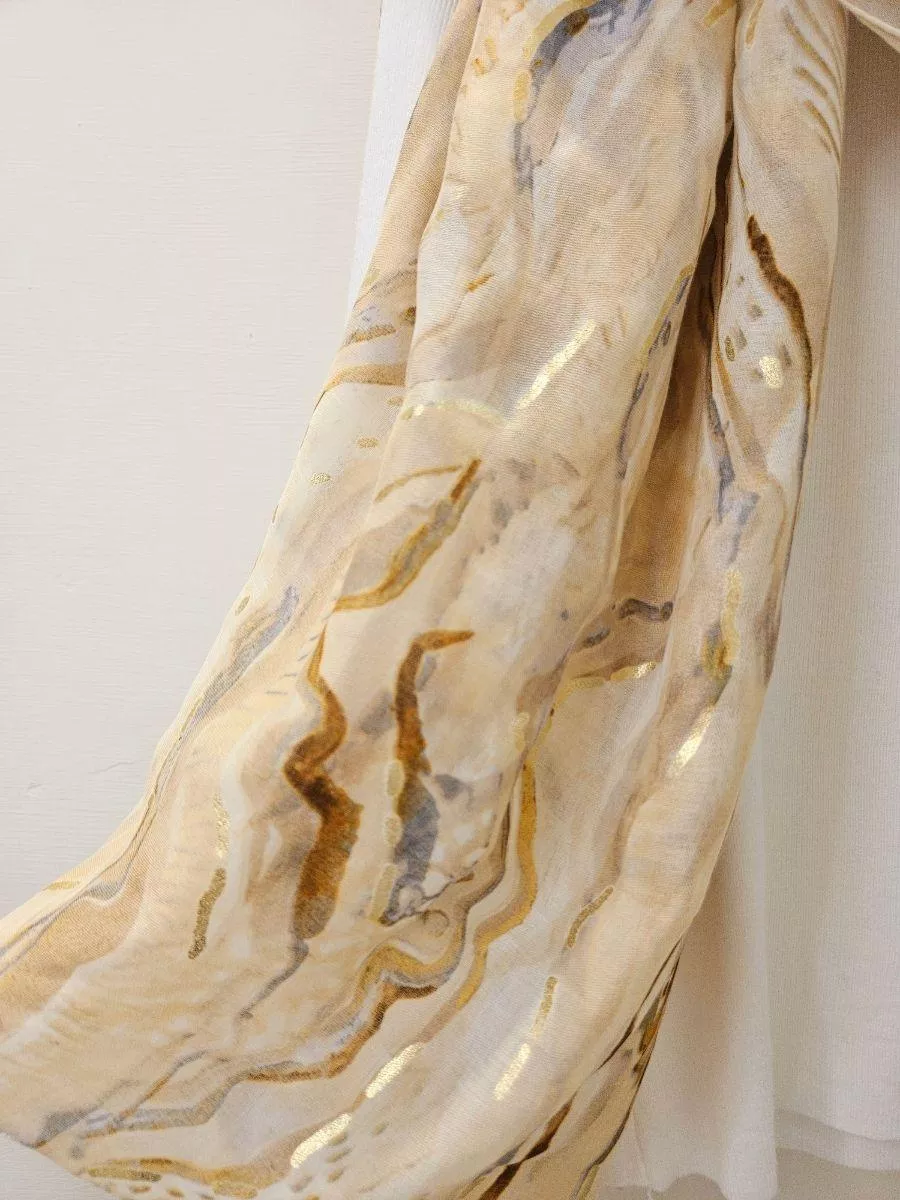 獨特金砂紋理自帶光澤，俐落的線條感展現現代女性的自信，輕鬆圍出高級感。  ✨ 商品亮點 現代感波紋設計，摩登時尚 低調微光材質，更有質感 包覆感強，疊穿系必備  👗 穿搭建議： 挺版大衣 / 西裝外套 / 都會通勤 / 商務聚會