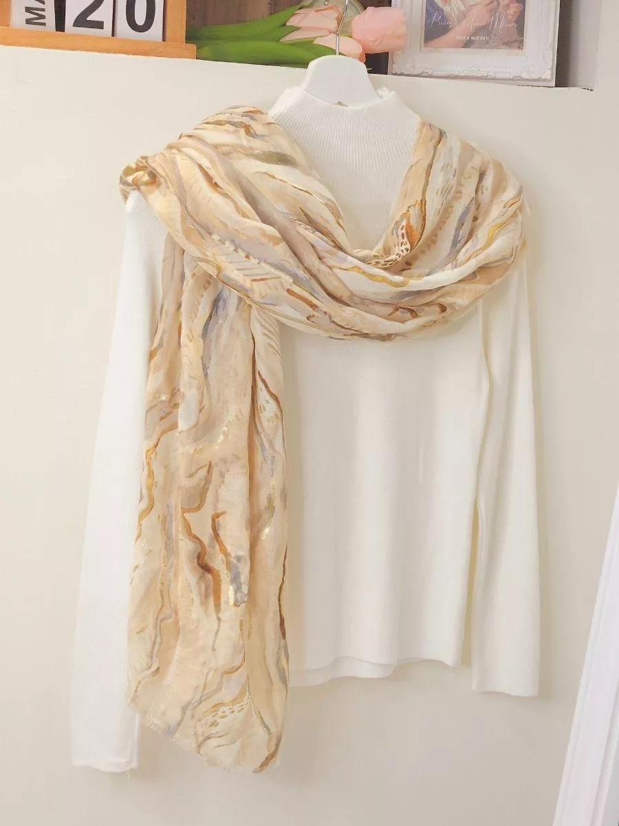 獨特金砂紋理自帶光澤，俐落的線條感展現現代女性的自信，輕鬆圍出高級感。  ✨ 商品亮點 現代感波紋設計，摩登時尚 低調微光材質，更有質感 包覆感強，疊穿系必備  👗 穿搭建議： 挺版大衣 / 西裝外套 / 都會通勤 / 商務聚會