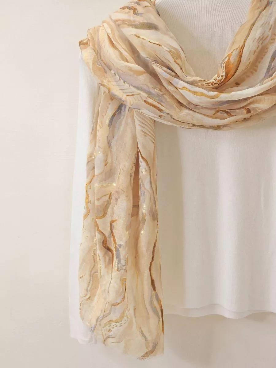 獨特金砂紋理自帶光澤，俐落的線條感展現現代女性的自信，輕鬆圍出高級感。  ✨ 商品亮點 現代感波紋設計，摩登時尚 低調微光材質，更有質感 包覆感強，疊穿系必備  👗 穿搭建議： 挺版大衣 / 西裝外套 / 都會通勤 / 商務聚會