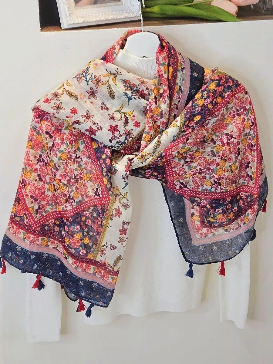 親膚全棉材質結合復古印花，是四季皆宜的萬用時尚單品。 不論是抵擋冷氣房寒意，或是出遊造型都能完美勝任。  ✨ 商品亮點 親膚棉質，細膩柔軟 波希米亞印花，復古俏皮 流蘇設計，更有細節 空調房防冷與穿搭兩用  👗 穿搭建議： 牛仔褲 / 基本款白T / 週末旅遊 / 辦公室常備