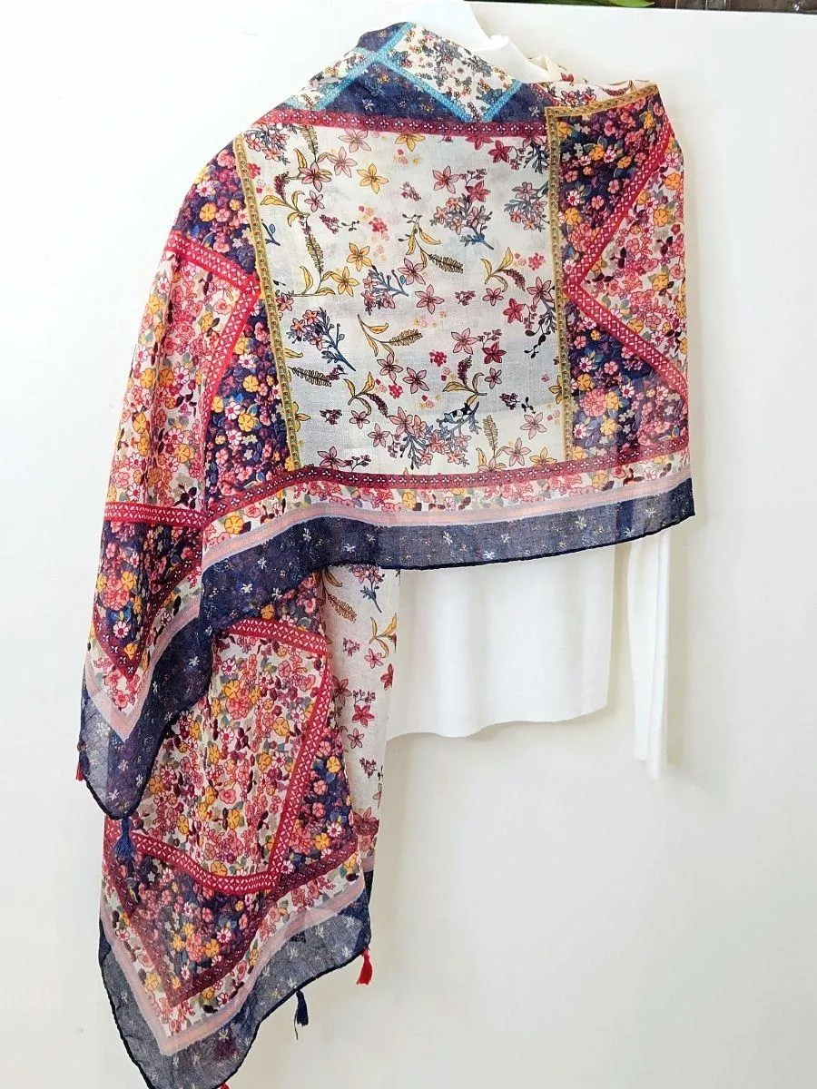 親膚全棉材質結合復古印花，是四季皆宜的萬用時尚單品。 不論是抵擋冷氣房寒意，或是出遊造型都能完美勝任。  ✨ 商品亮點 親膚棉質，細膩柔軟 波希米亞印花，復古俏皮 流蘇設計，更有細節 空調房防冷與穿搭兩用  👗 穿搭建議： 牛仔褲 / 基本款白T / 週末旅遊 / 辦公室常備