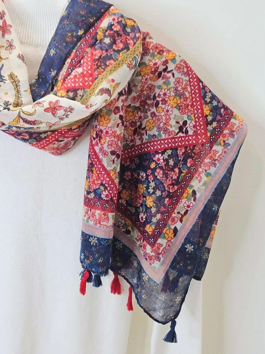 親膚全棉材質結合復古印花，是四季皆宜的萬用時尚單品。 不論是抵擋冷氣房寒意，或是出遊造型都能完美勝任。  ✨ 商品亮點 親膚棉質，細膩柔軟 波希米亞印花，復古俏皮 流蘇設計，更有細節 空調房防冷與穿搭兩用  👗 穿搭建議： 牛仔褲 / 基本款白T / 週末旅遊 / 辦公室常備