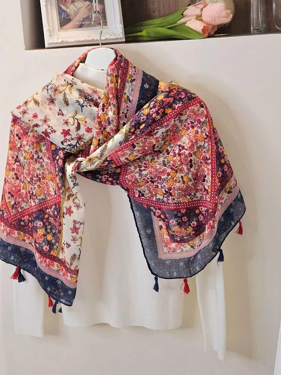 親膚全棉材質結合復古印花，是四季皆宜的萬用時尚單品。 不論是抵擋冷氣房寒意，或是出遊造型都能完美勝任。  ✨ 商品亮點 親膚棉質，細膩柔軟 波希米亞印花，復古俏皮 流蘇設計，更有細節 空調房防冷與穿搭兩用  👗 穿搭建議： 牛仔褲 / 基本款白T / 週末旅遊 / 辦公室常備