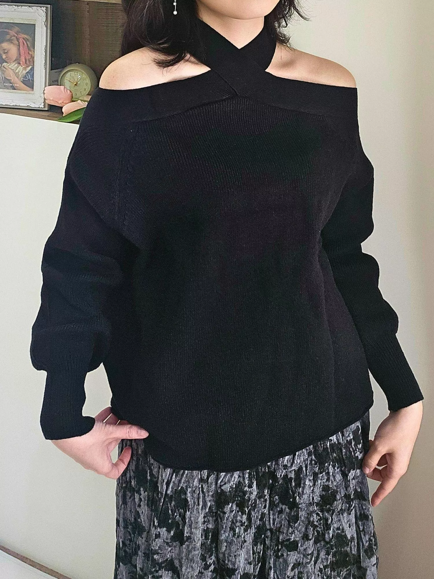 繞頸交叉露肩針織上衣｜心機顯瘦設計・黑白經典兩色