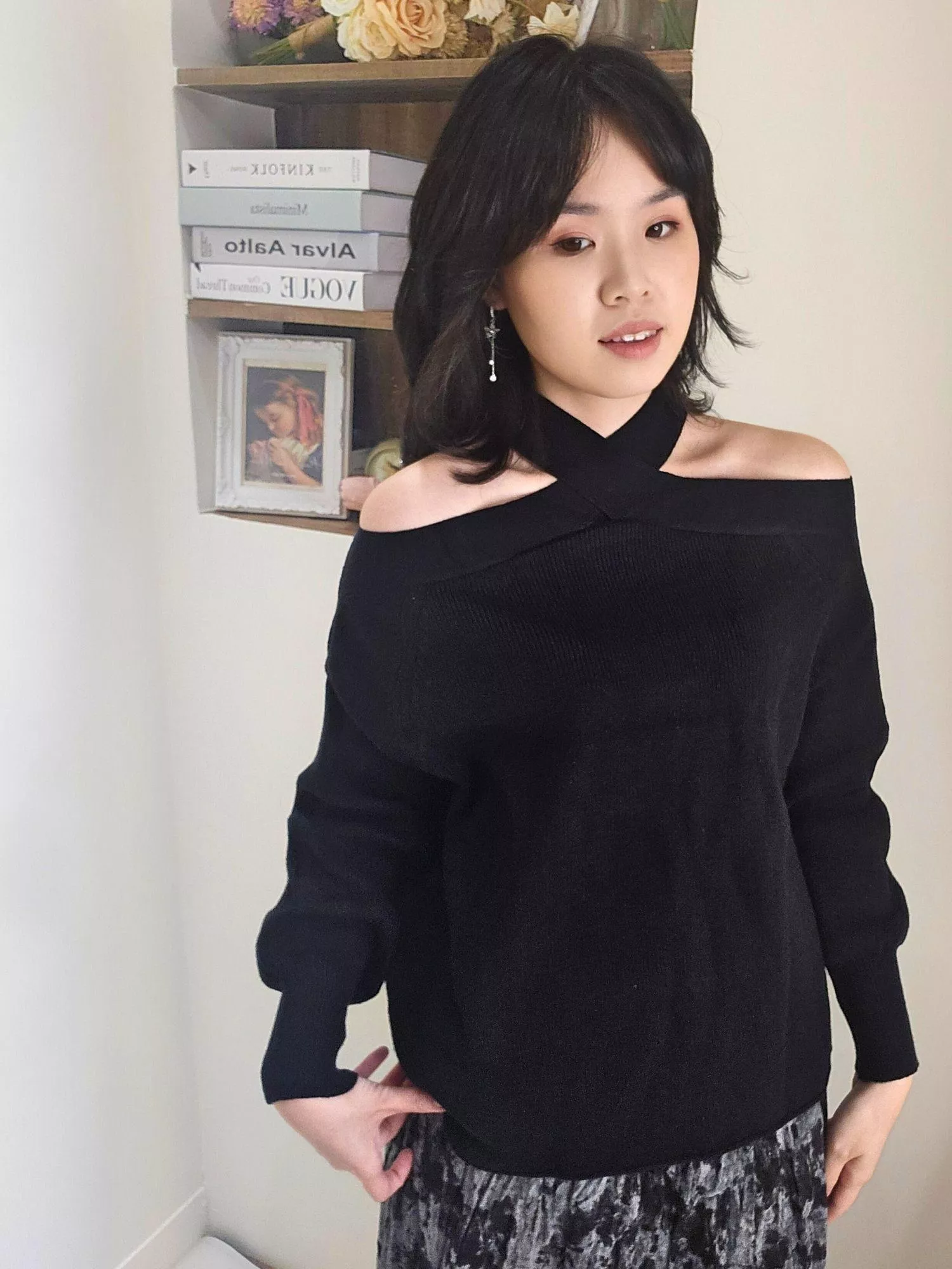 繞頸交叉露肩針織上衣｜心機顯瘦設計・黑白經典兩色