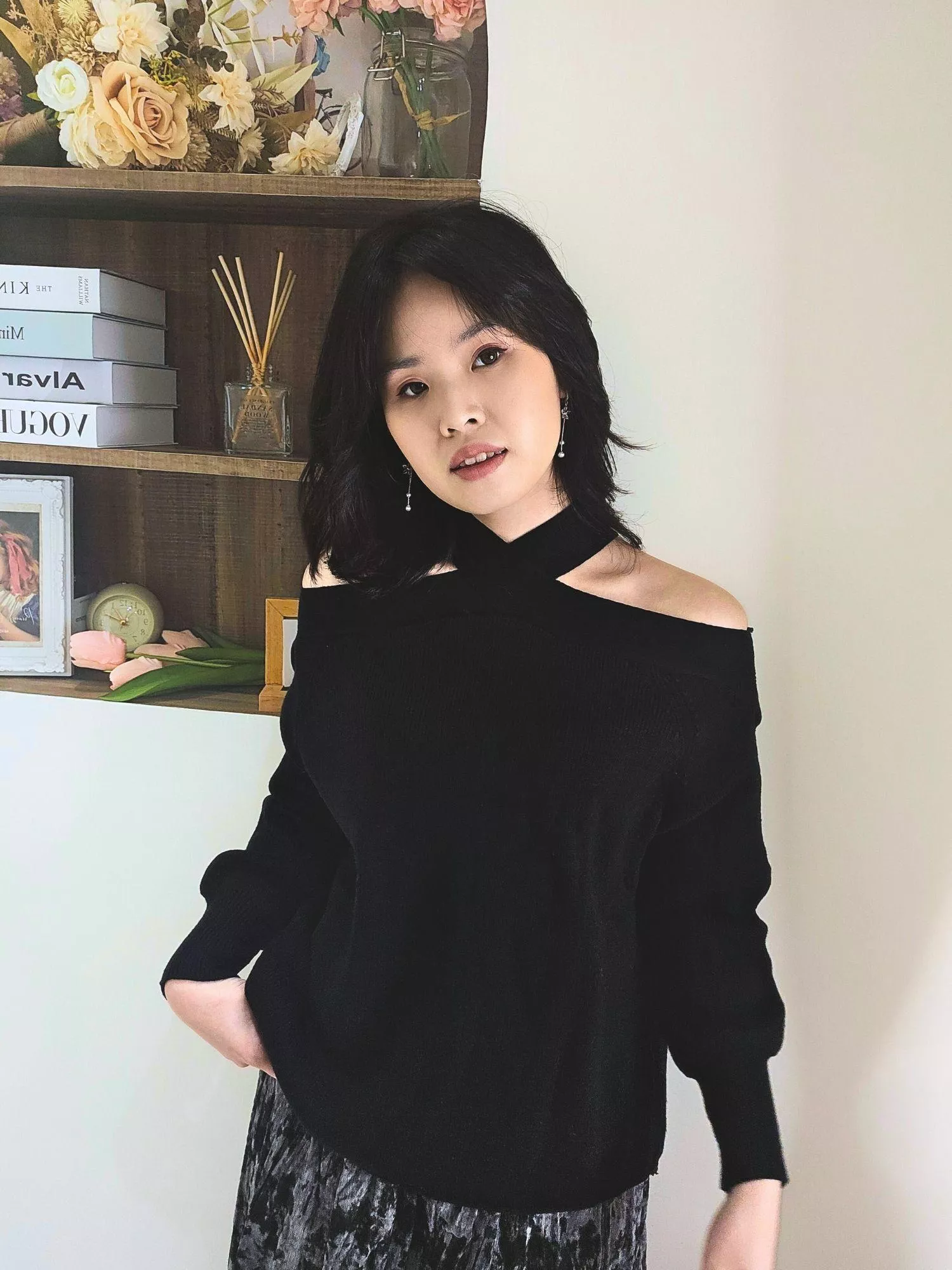 繞頸交叉露肩針織上衣｜心機顯瘦設計・黑白經典兩色