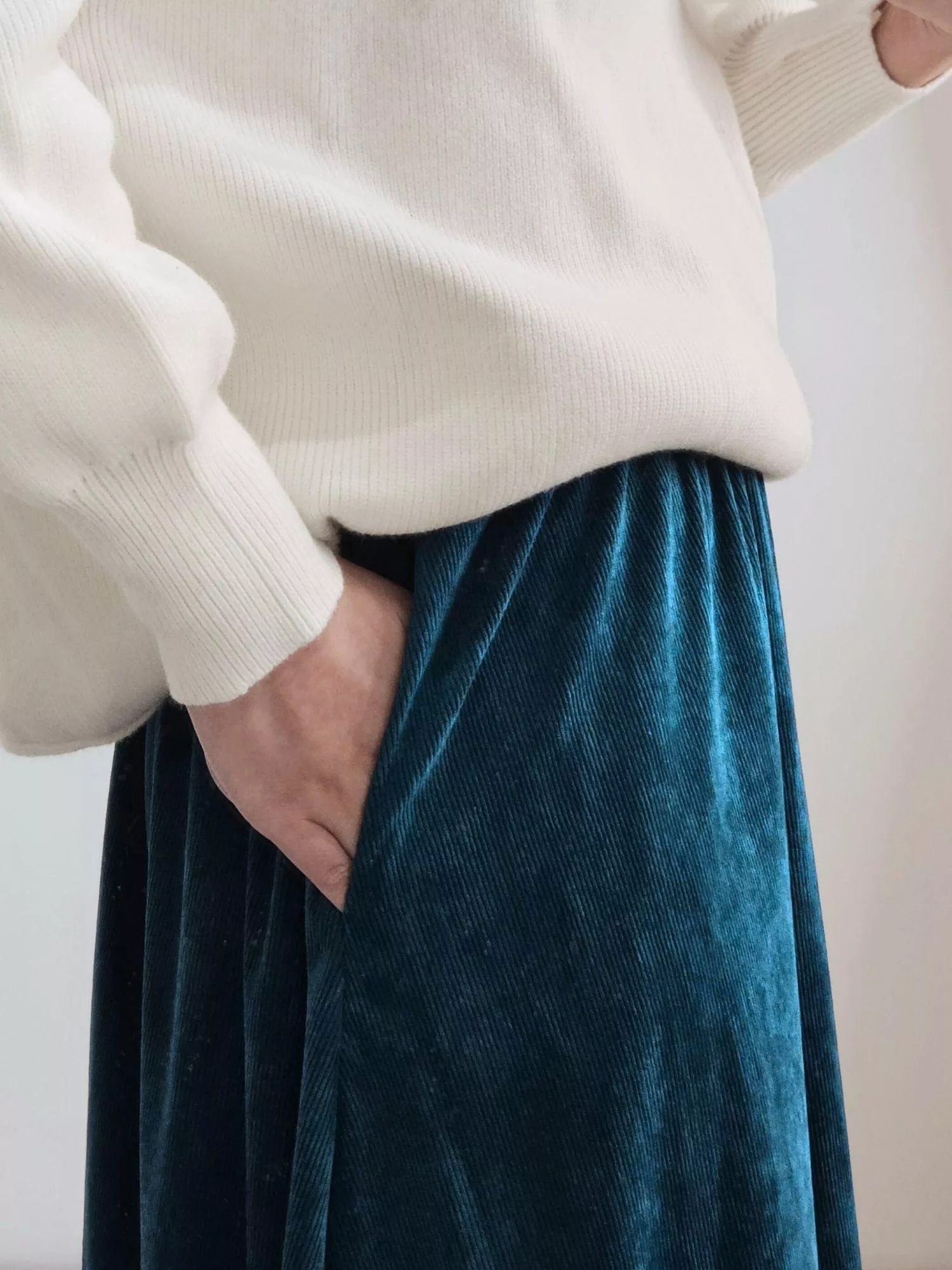 土耳其藍光澤感垂墜長裙｜高級冷調色・顯瘦傘裙版型