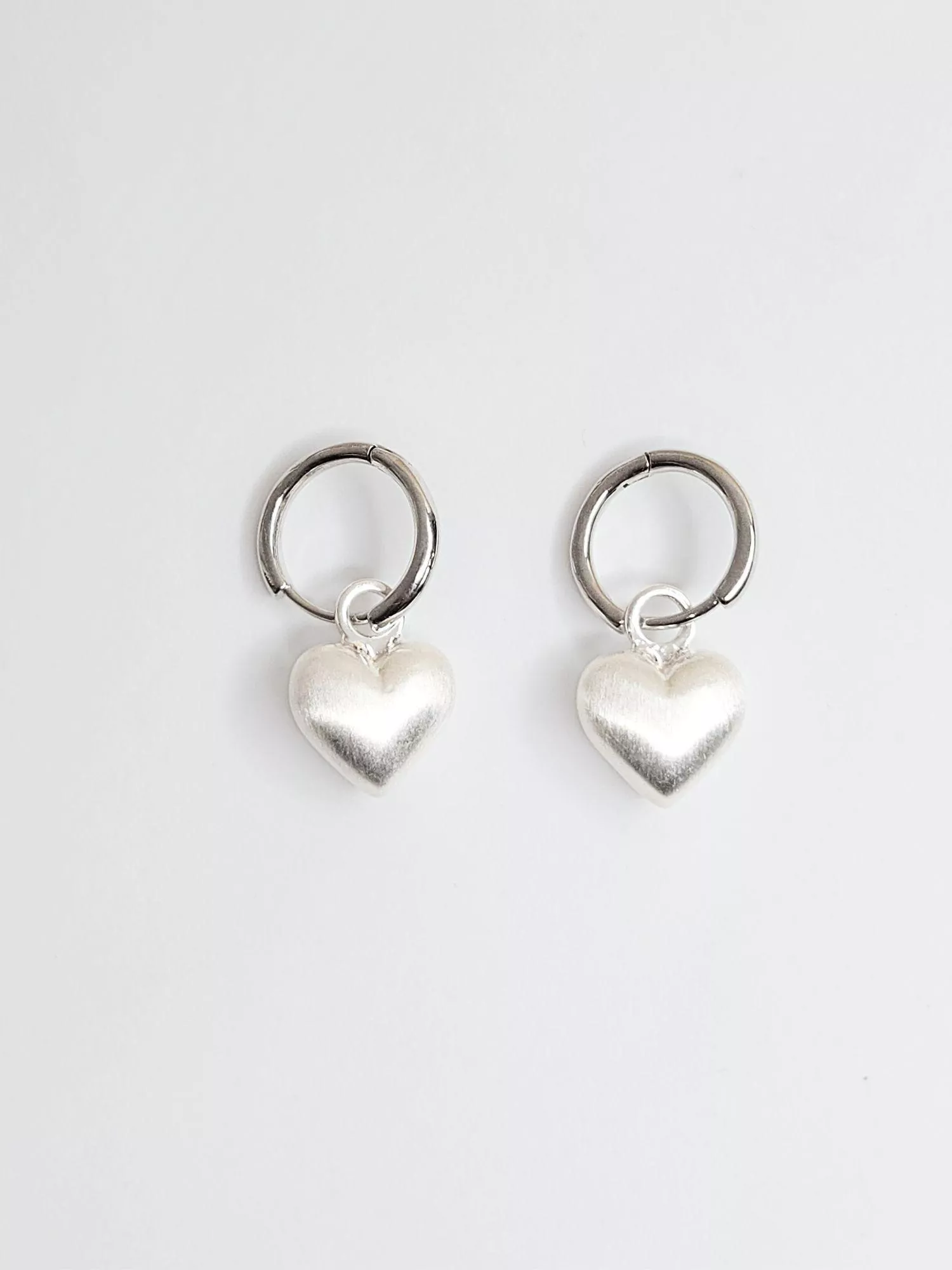 純粹愛心圓潤耳扣｜全銀感極簡百搭單品