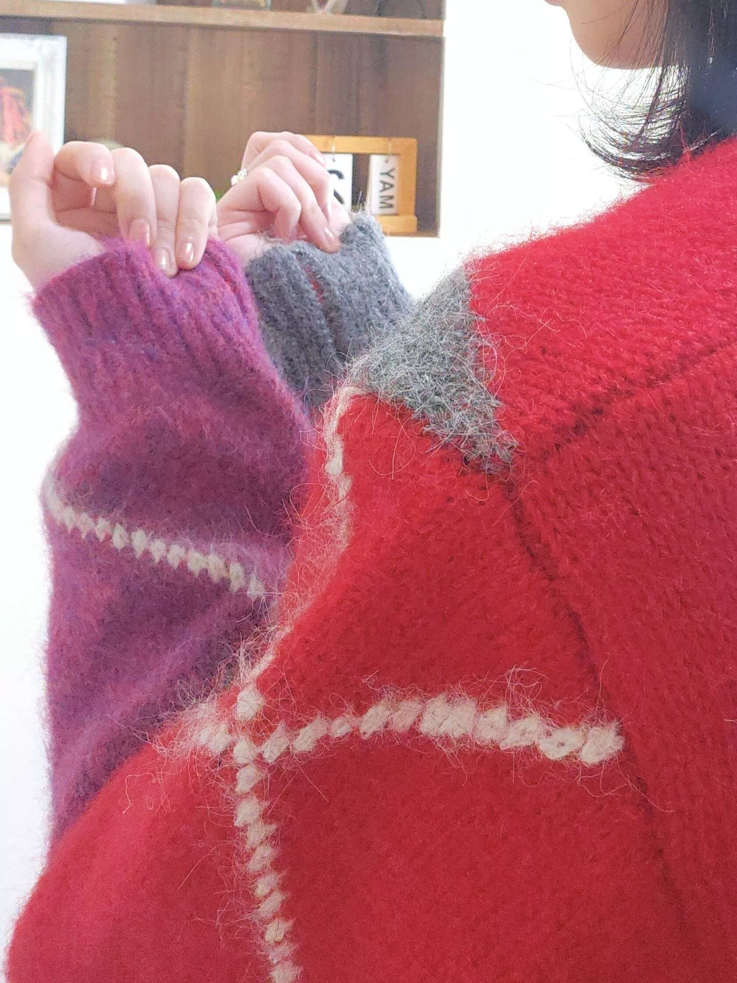 幾何拼接菱格 V 領針織上衣｜學院風復古配色・慵懶顯瘦剪裁 紅色/藏青色