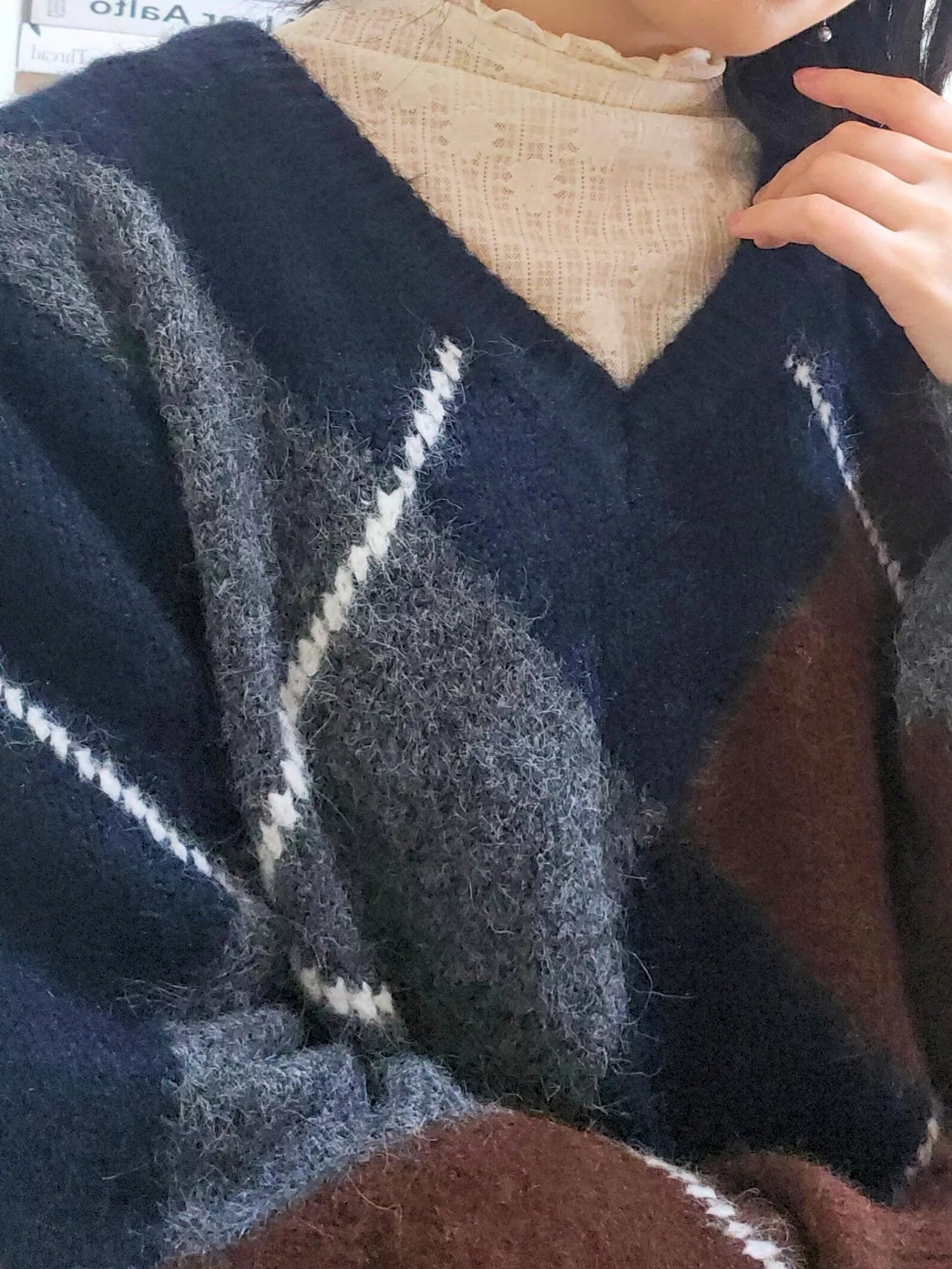 幾何拼接菱格 V 領針織上衣｜學院風復古配色・慵懶顯瘦剪裁 紅色/藏青色