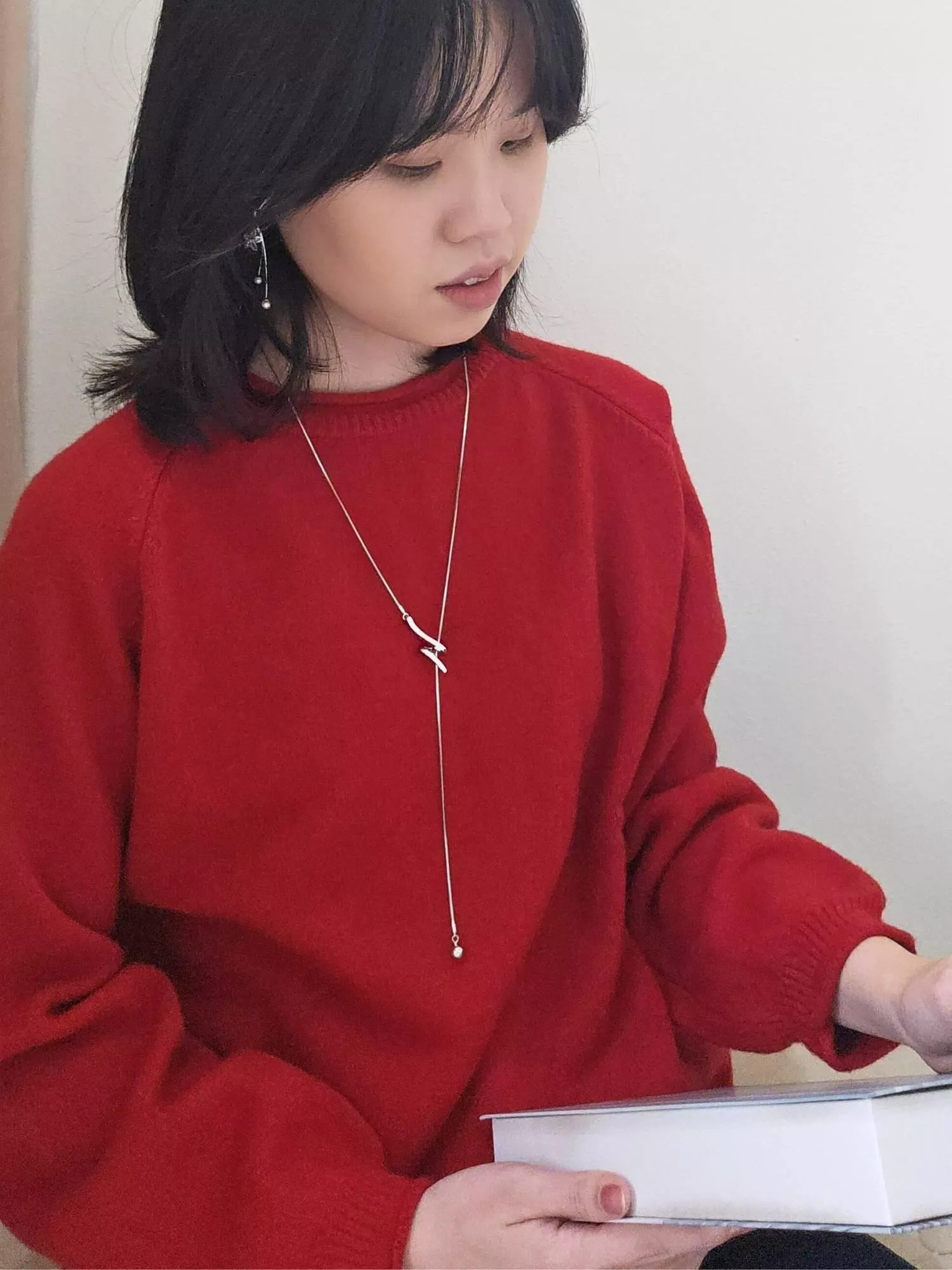 閒逸落肩圓領針織上衣｜過年紅上衣・法式慵懶日常