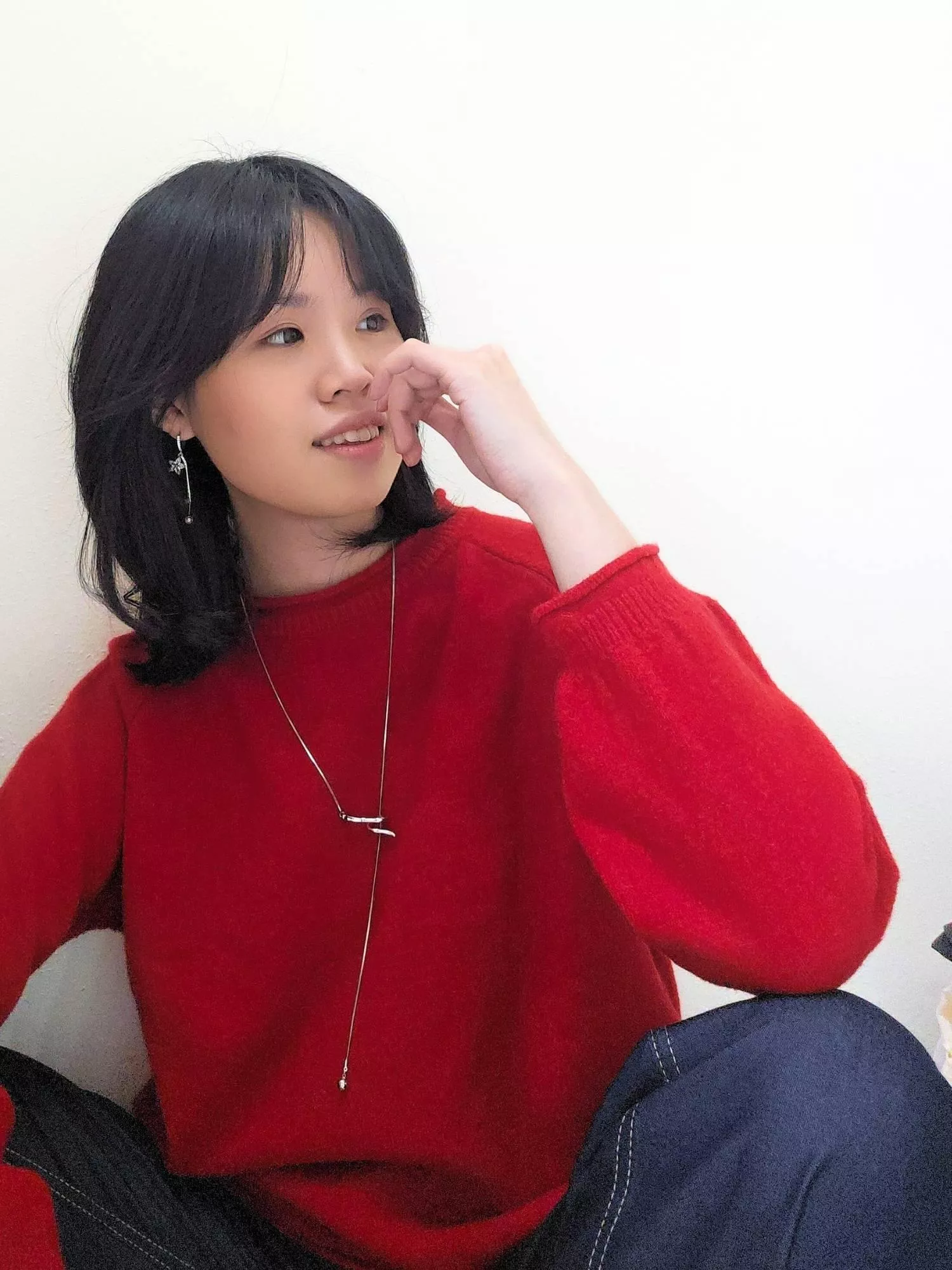 靛藍流光直筒薄牛仔褲｜俐落明線裝飾・後腰鬆緊顯瘦設計・深藍復古韻味