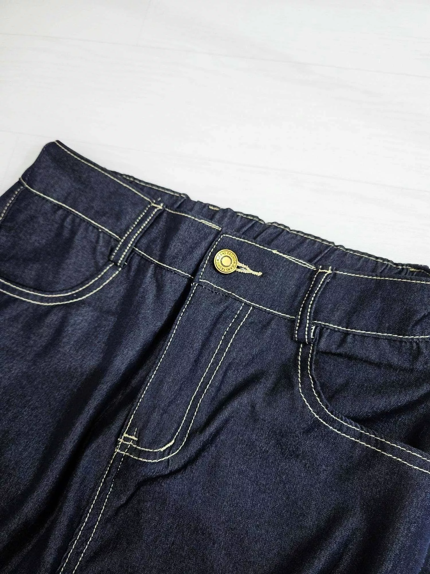 靛藍流光直筒薄牛仔褲｜俐落明線裝飾・後腰鬆緊顯瘦設計・深藍復古韻味