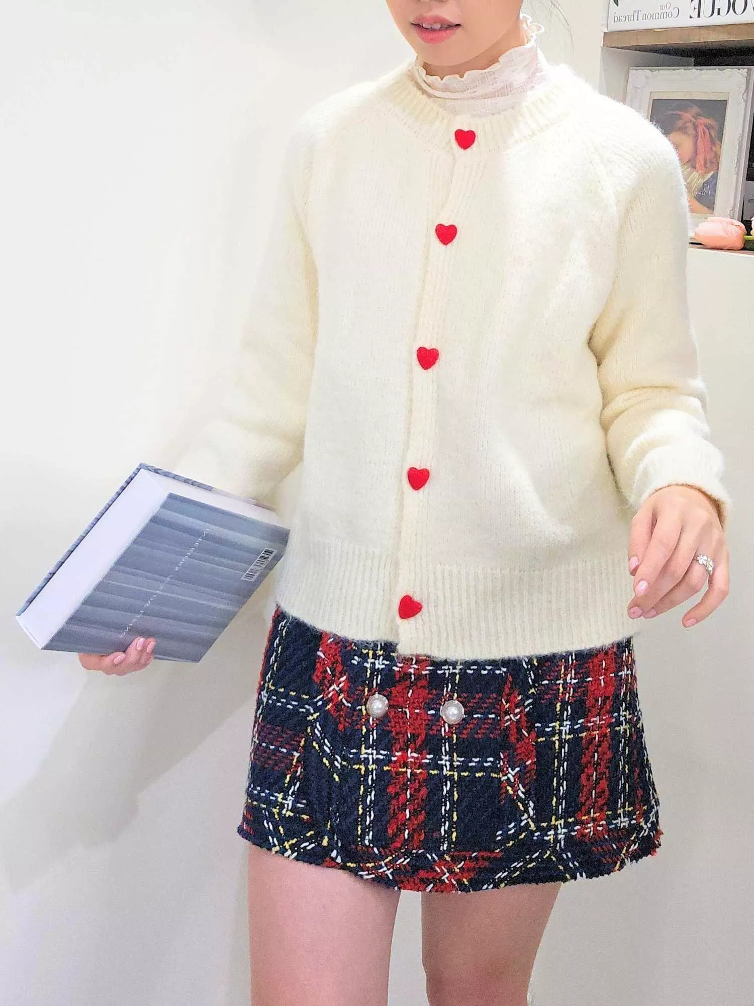 心心相印紅心鈕扣針織外套(米白/深藍/黃色)