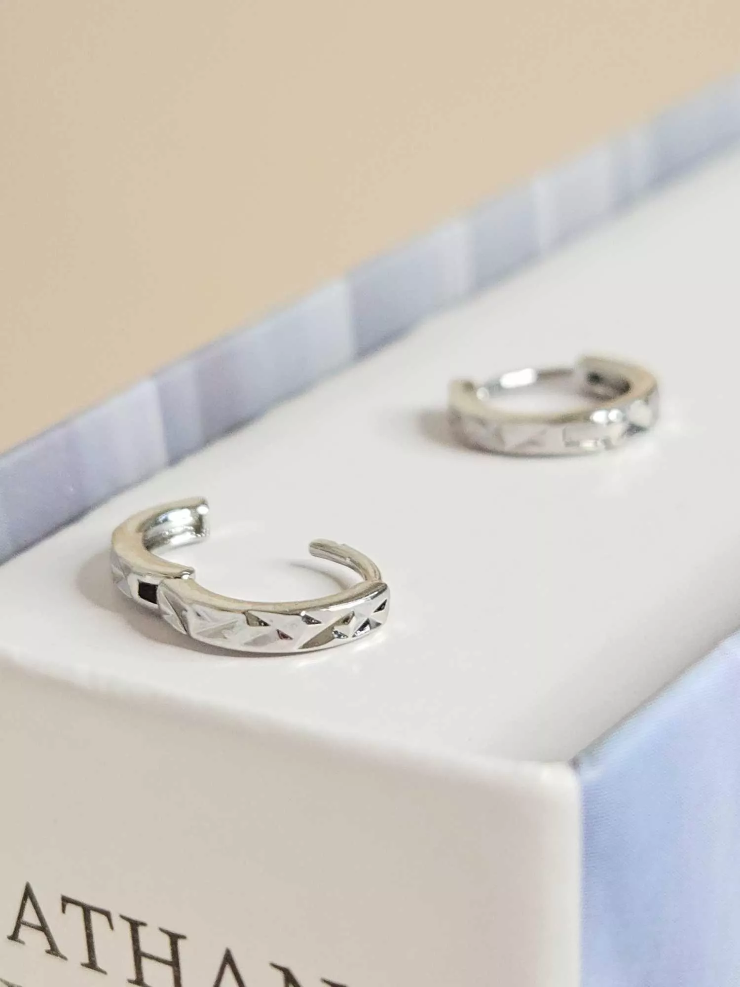 幾何菱格紋拋光耳扣｜俐落簡約・都會率性日常