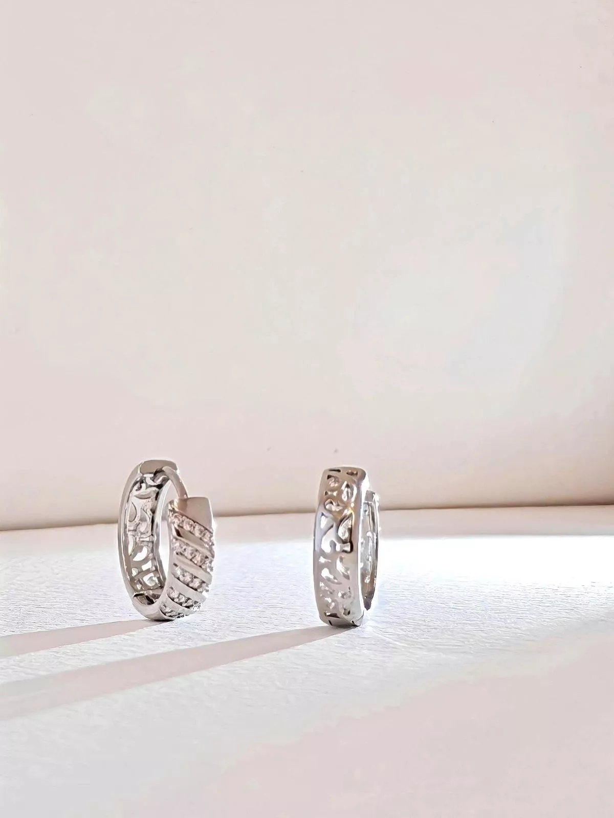 《凝月弧影》排鑽層次耳扣耳環｜優雅與氣場並存的瞬間