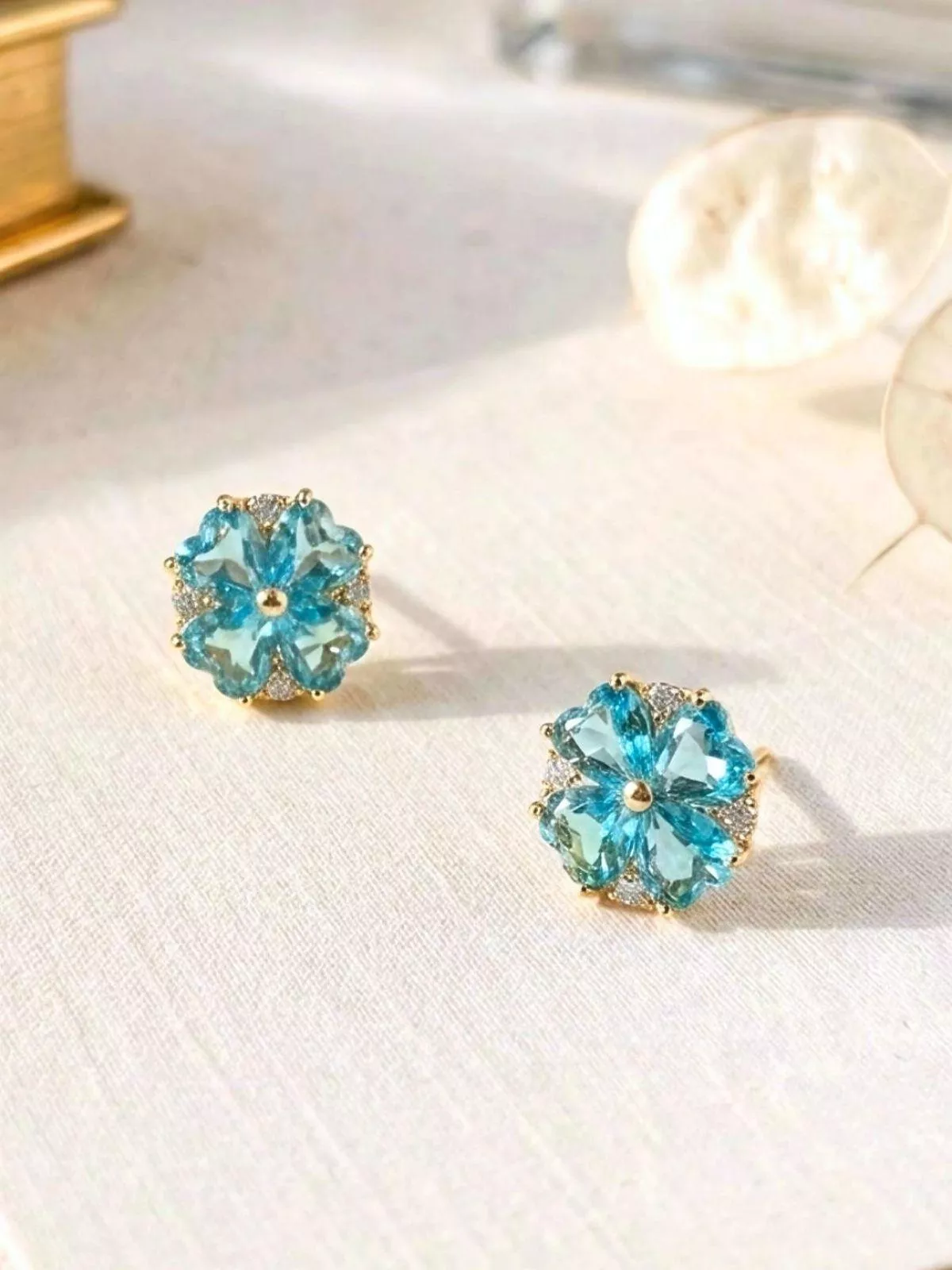 捕捉第一抹清透氧氣感｜《浮光碧影》湛藍幸運草耳針耳環