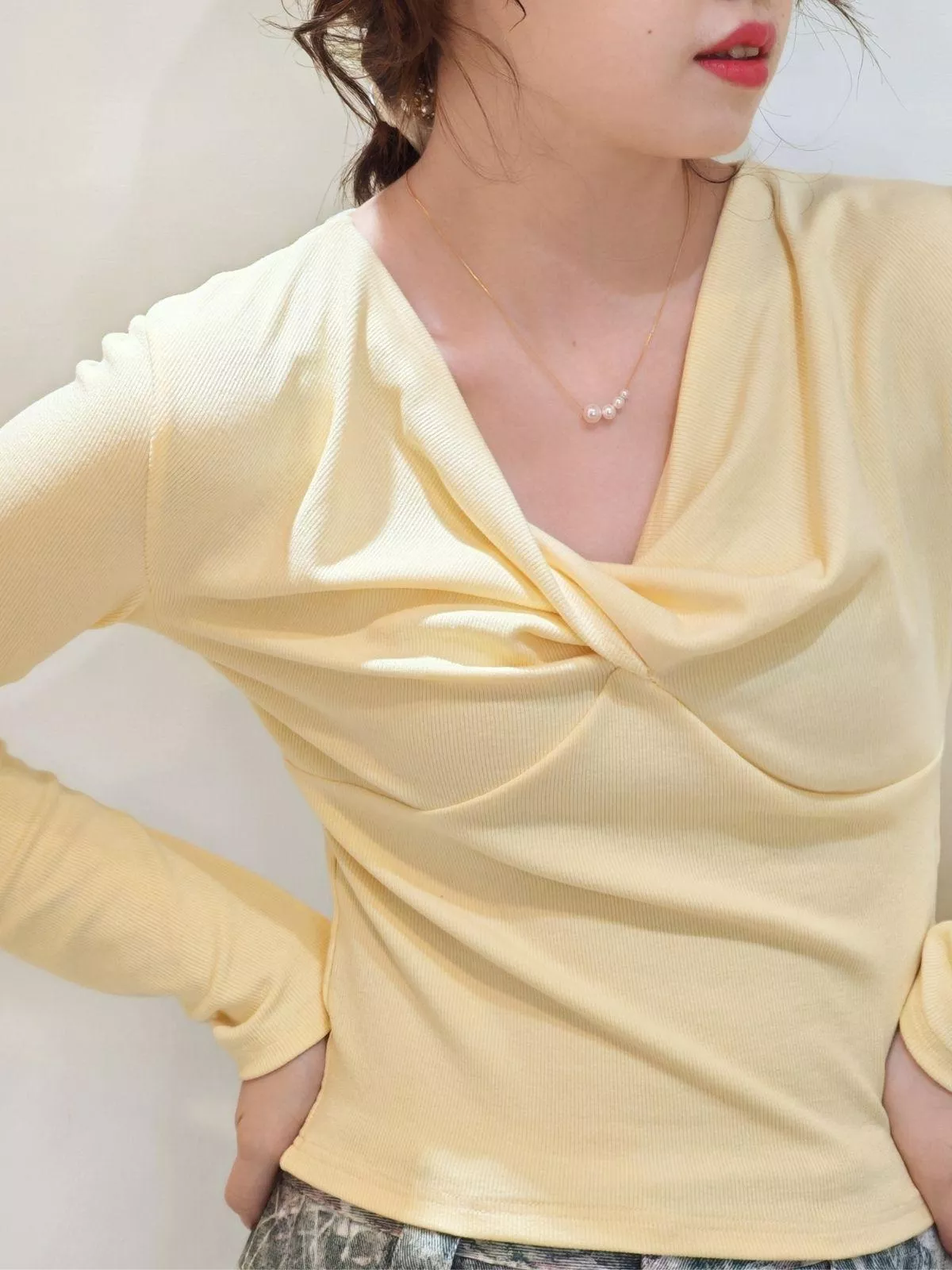 扭結V領超顯臉小 |《香水檸檬》扭結V領上衣