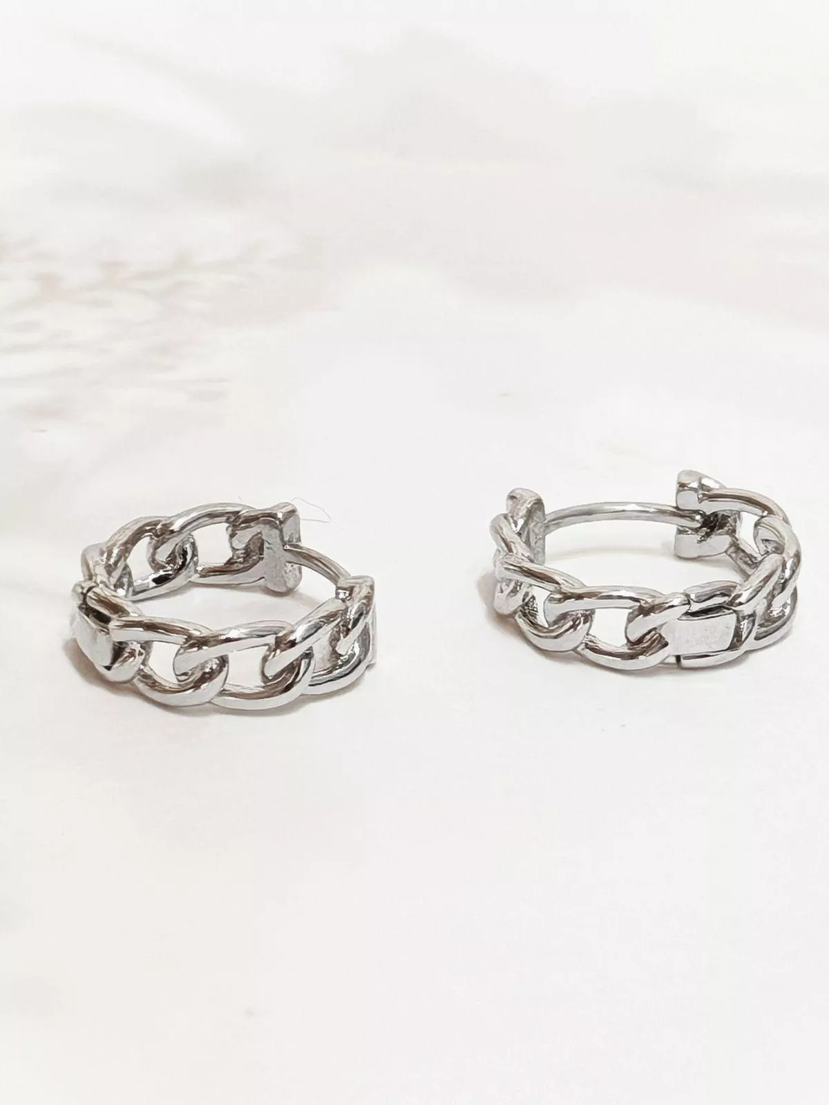 自信的純粹姿態 | 《流光律動》俐落鏈結耳扣耳環