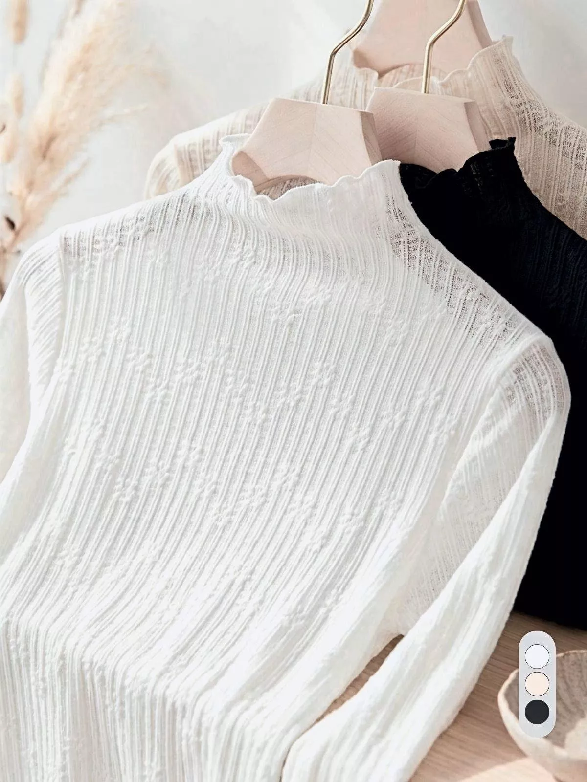 《溫柔霧光》蕾絲緹花打底上衣　杏／白／黑