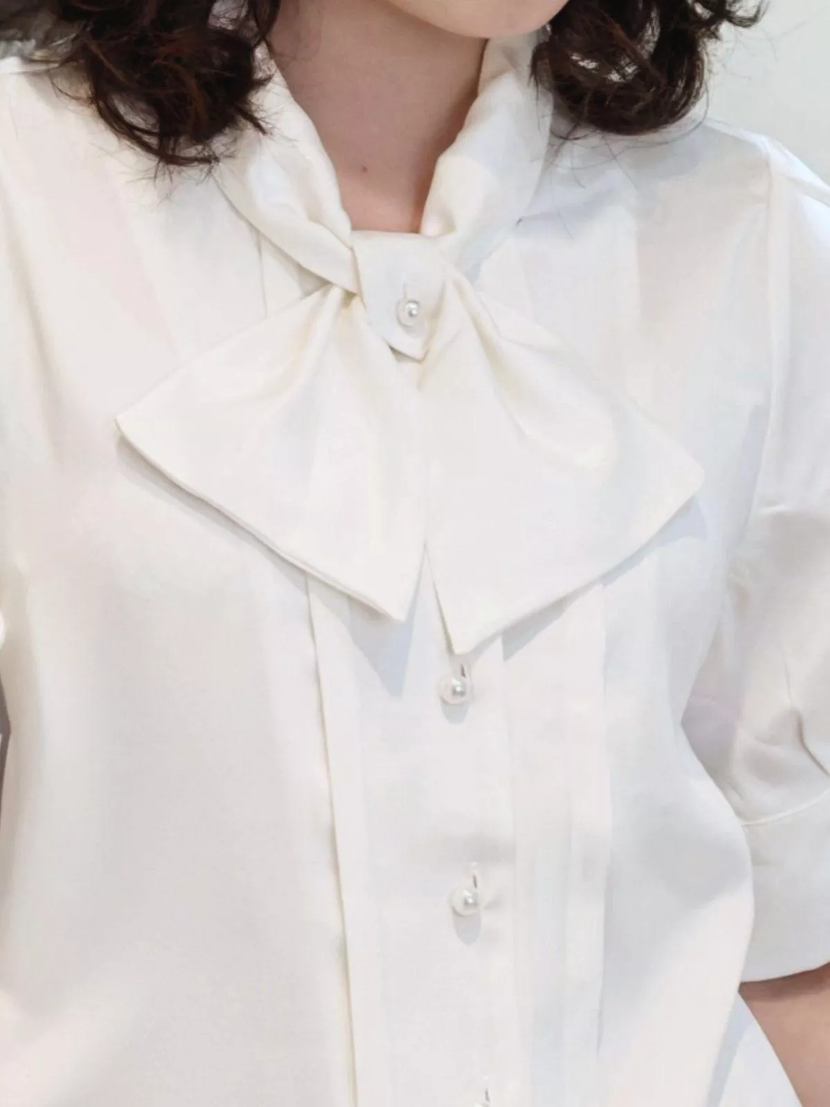 正式也可以很甜美 |《繫時》緞面蝴蝶結襯衫