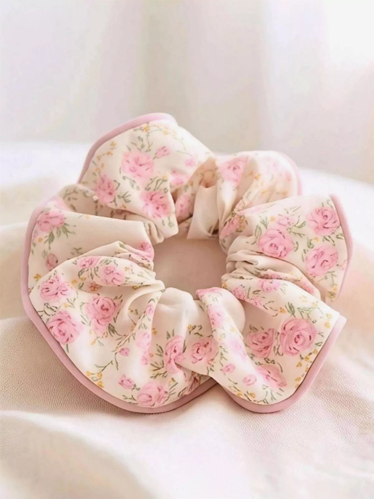 自帶玫瑰香氛氣場 |《莫內的後花園》法式粉玫瑰碎花髮圈