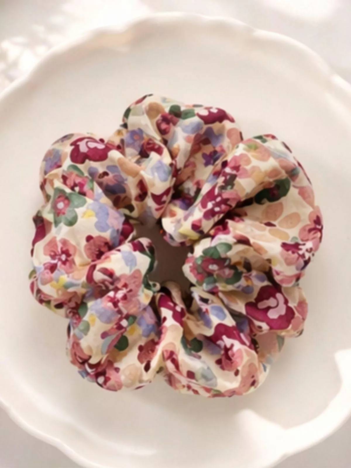 花影漫步的午後｜《凡爾賽午茶》法式復古油畫碎花髮圈