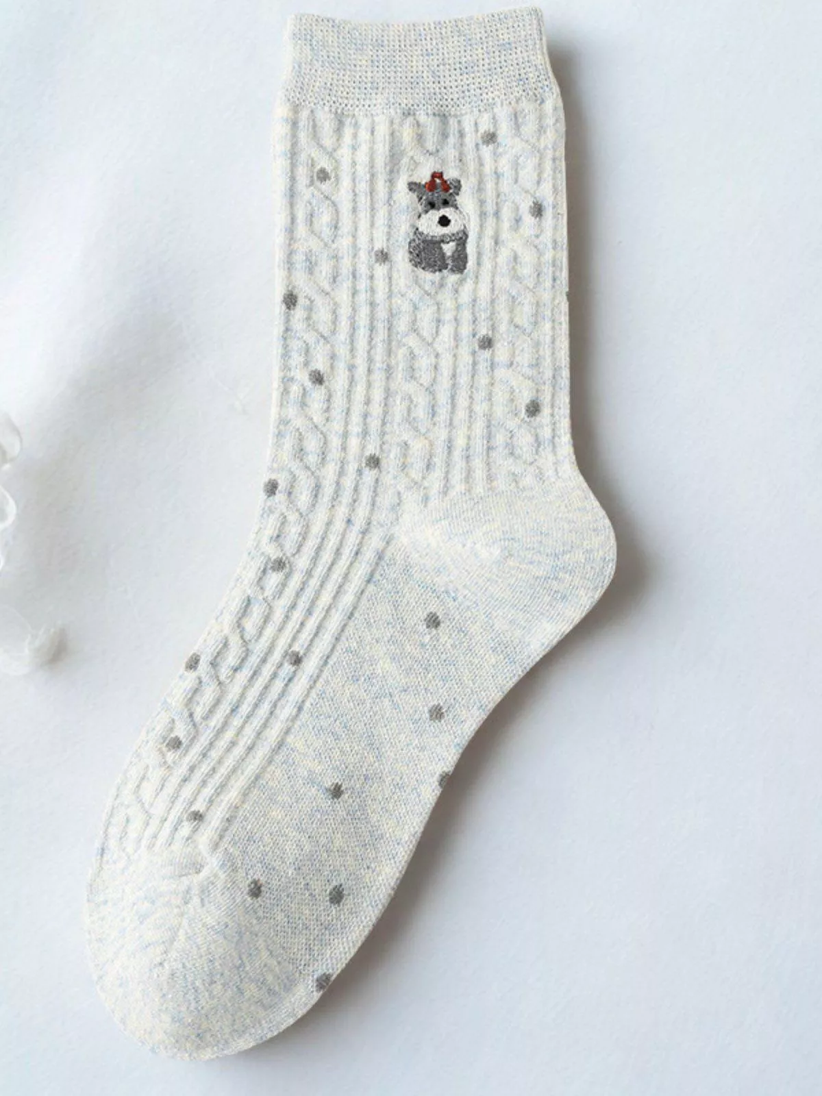 藍白混色麻花編織雪納瑞刺繡中筒襪，平放展示圖。
