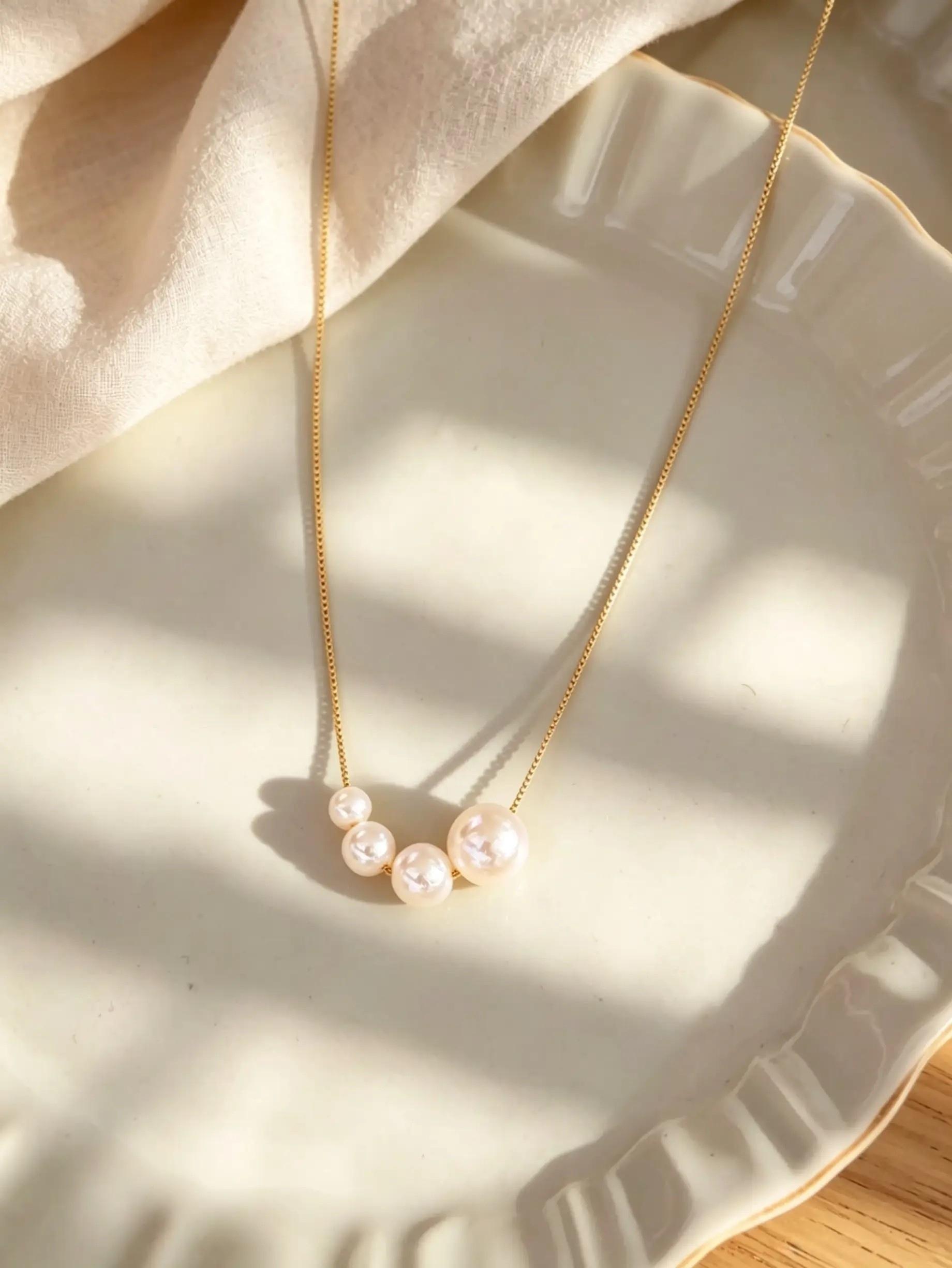 質感金色細項鍊細節，展現精緻扣環工藝品質