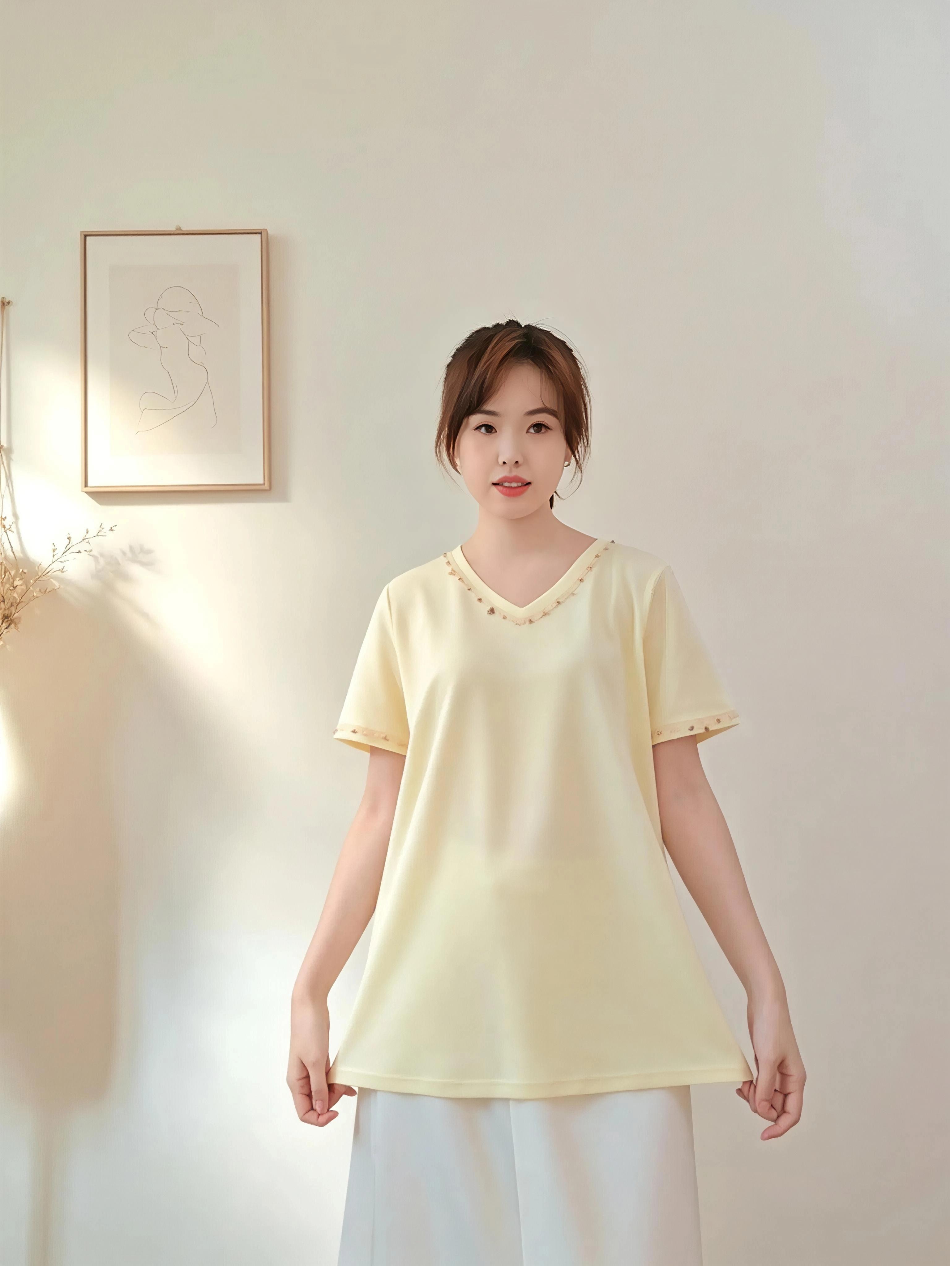 穿著鵝黃色V領蕾絲設計上衣的女性模特兒，展現清新氧氣感風格