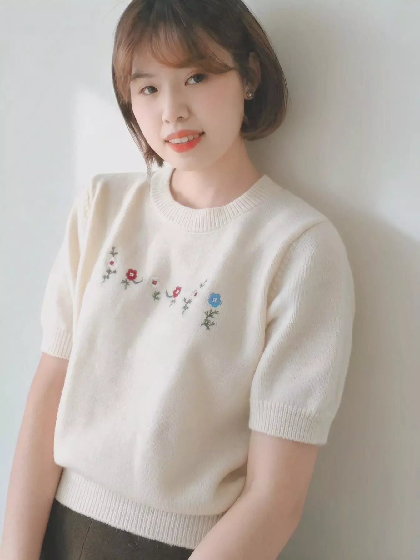 《扉頁》米白小花刺繡圓領短袖針織衫