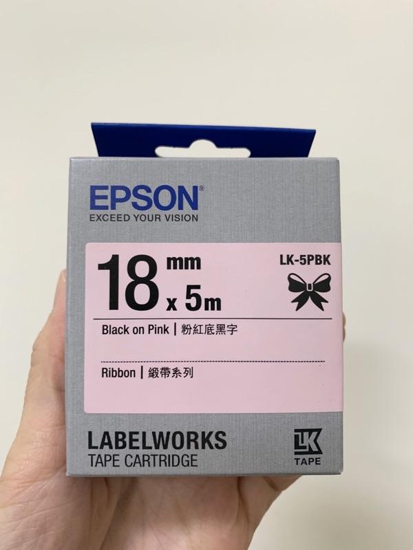 EPSON LK-4NKK S654439 標籤帶(緞帶系列)咖啡底金字12mm